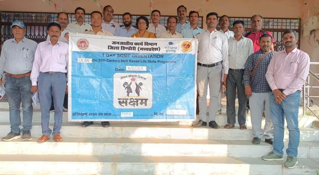 *सक्षम कार्यक्रम के प्रभावी क्रियान्वयन के लिए बीएसी एवं जनशिक्षकों का एक दिवसीय प्रशिक्षण संपन्न*
*जीवन कौशल शिक्षा की गुणवत्ता, नियमितता एवं प्रभावी मॉनिटरिंग पर दिया गया जोर*
कलेक्टर श्रीमती अंजू पवन भदौरिया के निर्देशन एवं जनजातीय कार्य विभाग के मार्गदर्शनमें सक्षम कार्यक्रम अंतर्गत विकासखंड डिंडौरी के विकासखंड अकादमिक समन्वयकों (BAC) एवं जनशिक्षकों का एक दिवसीय प्रशिक्षण जिला शिक्षा एवं प्रशिक्षण संस्थान (DIET), डिंडौरी में आयोजित किया गया। प्रशिक्षण में विद्यालयों में सक्षम जीवन कौशल कार्यक्रम के प्रभावी क्रियान्वयन तथा विद्यार्थियों के सर्वांगीण विकास के लिए आवश्यक गतिविधियों की जानकारी दी गई।
प्रशिक्षण के दौरान विद्यालयों में जीवन कौशल सत्रों के नियमित एवं गुणवत्तापूर्ण संचालन, सत्रों की प्रभावशीलता, गतिविधि आधारित शिक्षण पद्धति तथा विद्यालय अवलोकन एवं मॉनिटरिंग के विभिन्न पहलुओं पर विस्तार से चर्चा की गई। प्रतिभागियों को कार्यक्रम के प्रमुख घटकों और जीवन कौशल सत्रों के प्रभावी संचालन की प्रक्रिया से अवगत कराया गया, ताकि विद्यालय स्तर पर कार्यक्रम का बेहतर क्रियान्वयन सुनिश्चित किया जा सके।
कार्यशाला में समूह गतिविधियों एवं आपसी चर्चा के माध्यम से प्रतिभागियों ने विद्यालयों में कार्यक्रम को अधिक प्रभावी बनाने के लिए अपने विचार एवं अनुभव साझा किए। सक्षम जीवन कौशल कार्यक्रम का उद्देश्य विद्यार्थियों में आत्मविश्वास, संवाद कौशल, निर्णय लेने की क्षमता, नेतृत्व क्षमता, सुरक्षा के प्रति जागरूकता एवं करियर संबंधी समझ विकसित करना है।
प्रशिक्षण के आयोजन में सक्षम कार्यक्रम के जिला प्रबंधक श्री महारन प्रताप सिंह परमार एवं विकासखंड प्रबंधक श्री अमित शुक्ला का सहयोग रहा।
#Sevasankalp #SakshamProgram #LifeSkillsEducation #Dindori #DindoriDistrict #MadhyaPradesh #EducationDepartment #TeacherTraining #StudentDevelopment #QualityEducation #SkillDevelopment #ExperientialLearning #EducationalMonitoring #TribalWelfareDepartment #JansamparkDindori #collectordindori #JansamparkMP