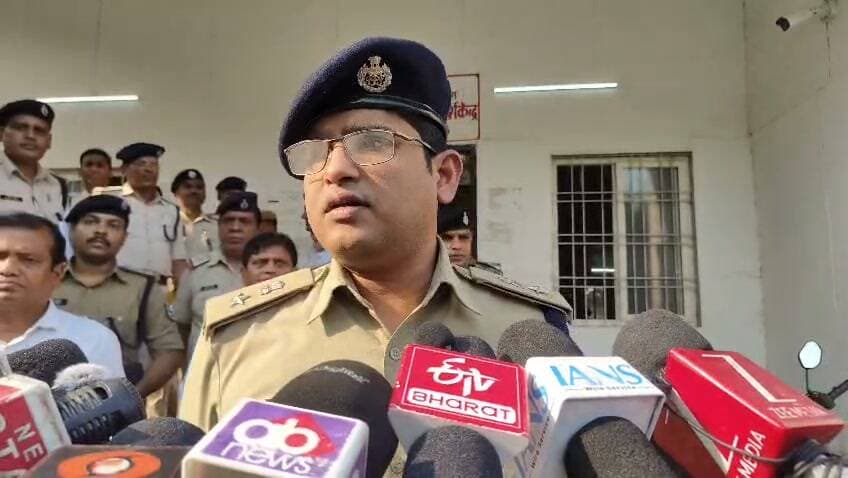 दुर्गा पूजा में लापरवाही बरतने पर कार्रवाई होगी।
पुलिस अधीक्षक हिमांशु कुमार ने चेतावनी दी।
सभी चौक चौराहों पर पुलिस तैनात रहेगी।