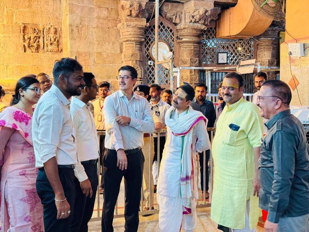 कलेक्टर श्री गुप्ता ने ओंकारेश्वर में सिंहस्थ संबंधी कार्यों की प्रगति की समीक्षा की
---
कलेक्टर श्री ऋषव गुप्ता ने बुधवार को पुलिस अधीक्षक श्री अगम जैन के साथ ओंकारेश्वर पहुंचकर आगामी सिंहस्थ 2028 को ध्यान में रखते हुए ओंकारेश्वर क्षेत्र में संचालित विकास कार्यो की समीक्षा की। इस दौरान अपर कलेक्टर सुश्री श्रद्धा शुक्ला एवं पुनासा एसडीएम श्री पंकज वर्मा भी उपस्थित थे। अधिकारियों ने इस दौरान ओंकारेश्वर ज्योतिर्लिंग मंदिर में दर्शन किए एवं उपस्थित अधिकारी कर्मचारियों की बैठक ली। इस अवसर पर प्रबंध ट्रस्टी राव पुष्पेंद्र सिंह भी उपस्थित रहे। इसके कलेक्टर श्री गुप्ता एवं पुलिस अधीक्षक श्री जैन ने ओंकारेश्वर एवं आसपास के क्षेत्र में संचालित विकास कार्यों का निरीक्षण कर आवश्यक निर्देश दिए। उन्होंने सभी विभागों के बीच बेहतर समन्वय स्थापित करते हुए विकास कार्यों को निर्धारित समय-सीमा में पूर्ण करने पर जोर दिया। कलेक्टर श्री गुप्ता ने नगर परिषद कार्यालय में विभिन्न विभागों के अधिकारियों के साथ समीक्षा बैठक लेकर सिंहस्थ की तैयारियों और विकास कार्यों की प्रगति पर चर्चा की गई। बैठक में नगर परिषद एवं पुलिस प्रशासन के विभिन्न अधिकारी मौजूद थे।
Jansampark Madhya Pradesh
General Administration Department, MP
Panchayat, Rural Development and Social Welfare Department of Madhya Pradesh
Department of Culture, Madhya Pradesh
#khandwa