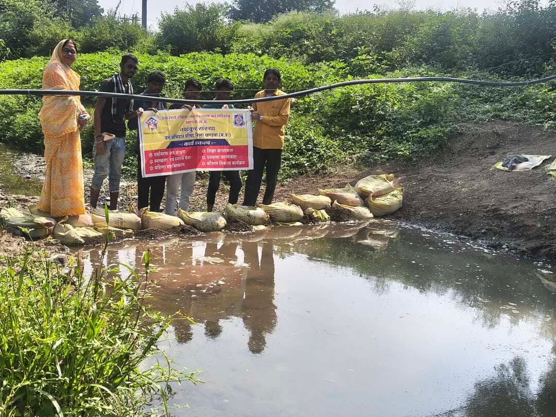कम खर्च में जल संरक्षण की पहल, भगवानपुरा में बनाए गए 7 बोरी बंधान
---
कम बारिश के कारण भविष्य में संभावित जल संकट से निपटने और वर्षा जल के संरक्षण के उद्देश्य से ग्राम पंचायत भगवानपुरा में 7 बोरी बंधानों का निर्माण किया गया है। जन अभियान परिषद के जिला समन्वयक श्री जगदीश पटेल ने बताया कि नवांकुर संस्था, स्वास्थ्य रक्षक जनकल्याण फाउंडेशन तथा ग्राम पंचायत के सहयोग से नाले पर ग्रिड एवं गणगौर घाट के पास ये बोरी बंधान बनाए गए हैं। उन्होंने बताया कि बोरी बंधानों के माध्यम से नालों में व्यर्थ बहने वाले पानी को रोककर उसका संरक्षण किया जाएगा। इससे भूजल स्तर में सुधार होने के साथ ही आगामी रबी सीजन में किसानों को फसलों की सिंचाई के लिए पानी उपलब्ध कराने में मदद मिलेगी।
Jansampark Madhya Pradesh
General Administration Department, MP
Panchayat, Rural Development and Social Welfare Department of Madhya Pradesh
#khandwa