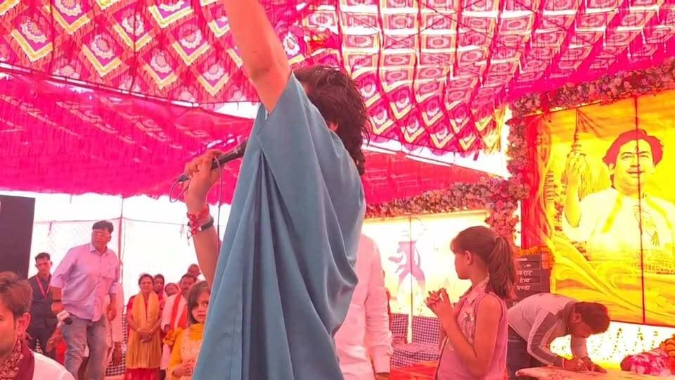 कोई अगड़ा-पिछड़ा नहीं, हम सब सनातनी हैं: पं. धीरेंद्र कृष्ण शास्त्री
बागेश्वर महाराज ने रथ यात्रा से की जातिगत अहंकार मिटाने की अपील
चौथे दिन की यात्रा पहुंची टीकमगढ़, कल छतरपुर में होगा विशाल आयोजन
छतरपुर। बुंदेलखंड के जन-जन तक सामाजिक समरसता और हिंदुओं की एकजुटता का संकल्प लेकर पांच दिवसीय यात्रा पर निकले बागेश्वर धाम पीठाधीश्वर पं. धीरेंद्र कृष्ण शास्त्री अपने हर पड़ाव में सभी सनातनियों को मिलकर एक होने का संदेश देते हैं। बागेश्वर महाराज समाज में जातिगत भेदभाव और ऊंच-नीच की भावना को समाप्त कर हिंदू समाज में एकता, भाईचारे और समरसता स्थापित कराने की कोशिश में लगे हैं।
यात्रा के चौथे दिन सागर से होते हुए टीकमगढ़ पहुंचने पर महाराज श्री ने लोगों से अगड़ा-पिछड़ा के भेदभाव से ऊपर उठकर एकजुट होने की अपील की। उन्होंने कहा कि समाज में जातिगत अहंकार और भेदभाव के लिए कोई स्थान नहीं होना चाहिए। हम सब सनातनी हैं और हमारी पहचान आपसी एकता व भाईचारे से है।उन्होंने हिंदू समाज को एकजुट रहने का संदेश देते हुए कहा कि मुसीबत के समय एक हिंदू का दूसरे हिंदू की मदद के लिए आगे आना ही सच्ची हिंदू एकता है।जब लोग जाति के बंधनों से ऊपर उठकर एक-दूसरे के सुख-दुख में सहभागी बनेंगे तभी समाज में वास्तविक एकता स्थापित होगी। इस दौरान "जात-पात की करो विदाई, हम सब हिंदू भाई-भाई" जैसे नारों के माध्यम से सामाजिक समरसता का संदेश दिया गया। यात्रा में केरबना के महाराज श्री के अलावा जानराय टौरिया छतरपुर के महंत श्रृंगारी महाराज सहित बड़ी संख्या में साधु संत उपस्थित रहे।
सांसद और विधायक ने भी लिया नशामुक्ति का संकल्प
यात्रा के दौरान बंडा में नशामुक्ति का संदेश भी प्रमुखता से सामने आया। सांसद लता वानखेड़े और विधायक वीरेंद्र सिंह लोधी ने भी हजारों लोगों के साथ नशामुक्त समाज के निर्माण के लिए संकल्प लिया। नशे को परिवार और समाज के लिए नुकसानदायक बताते हुए लोगों को इससे दूर रहने तथा युवाओं को नशामुक्त जीवन अपनाने के लिए प्रेरित करने का संदेश दिया गया।
माता-पिता का सम्मान सबसे जरूरी
पं. धीरेंद्र कृष्ण शास्त्री ने युवाओं को पारिवारिक संस्कारों और माता-पिता के सम्मान का महत्व भी समझाया। उन्होंने कहा, "माना मोहब्बत बुरी नहीं है, मगर मां-बाप से जरूरी नहीं है।" इस संदेश के माध्यम से उन्होंने युवाओं से अपील की कि वे अपने माता-पिता के प्रति जिम्मेदारियों और सम्मान को भी प्राथमिकता दें। माता-पिता का आदर करना और उनके संस्कारों को जीवन में अपनाना प्रत्येक व्यक्ति का कर्तव्य है।