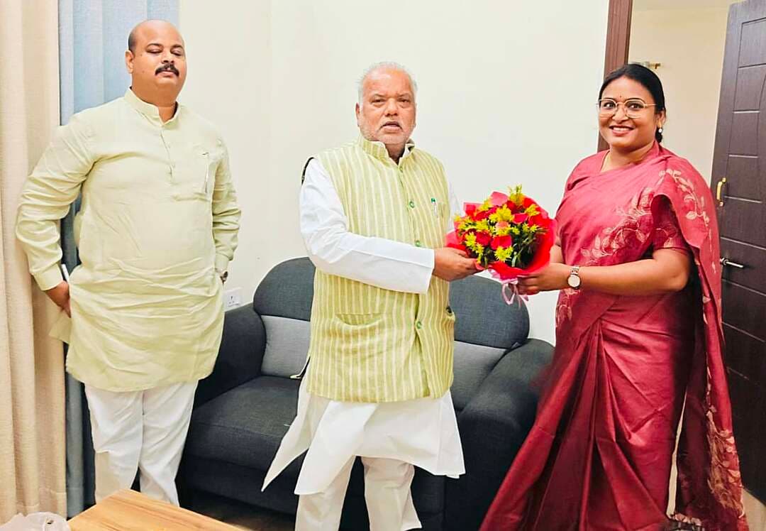 समाहरणालय, बक्सर
(जिला जन संपर्क कार्यालय)
प्रेस विज्ञप्ति:- दिनांक 14 अक्टूबर 2026
ग्रामीण विकास विभाग की योजनाओं का माननीय मंत्री श्री श्रवण कुमार जी ने की समीक्षा, योजनाओं के समयबद्ध क्रियान्वयन एवं लाभुकों को त्वरित लाभ उपलब्ध कराने का दिया निर्देश
आज दिनांक 14 अक्टूबर 2026 को माननीय मंत्री, ग्रामीण विकास विभाग सह सूचना जन संपर्क विभाग, बिहार सरकार, श्री श्रवण कुमार जी की अध्यक्षता में जिला अतिथि गृह, बक्सर में ग्रामीण विकास विभाग के अंतर्गत संचालित विभिन्न योजनाओं की समीक्षा बैठक आयोजित की गई।
बैठक में आवास योजनाओं, मनरेगा, VB-G RAM-G योजना, लोहिया स्वच्छ बिहार अभियान, जीविका तथा सोशल ऑडिट से संबंधित कार्यों की प्रगति की समीक्षा की गई।
माननीय मंत्री महोदय ने संबंधित पदाधिकारियों को योजनाओं का प्रभावी क्रियान्वयन सुनिश्चित करने, लंबित कार्यों को निर्धारित समय-सीमा में पूर्ण करने तथा पात्र लाभुकों को योजनाओं का लाभ समय पर उपलब्ध कराने के निर्देश दिए।
आवास योजनाओं एवं मनरेगा की समीक्षा
आवास योजनाओं की समीक्षा के क्रम में माननीय मंत्री ने भूमिहीन आवास लाभुकों को शीघ्र भूमि उपलब्ध कराने तथा मनरेगा के तहत देय मजदूरी का भुगतान सुनिश्चित करते हुए आवास योजनाओं को एक सप्ताह के भीतर पूर्ण कराने का निर्देश दिया। साथ ही, मुख्यमंत्री आवास योजना के अंतर्गत लंबित आवासों को भी अविलंब पूर्ण कराने पर बल दिया गया।
सर्वेक्षण के दौरान पात्र पाए जाने के बावजूद चयनित लाभुकों की सूची में जिन व्यक्तियों का नाम शामिल नहीं है, उनके मामलों की विशेष जांच कर नियमानुसार आवश्यक कार्रवाई करने का निर्देश दिया गया, ताकि कोई भी पात्र लाभुक योजना के लाभ से वंचित न रहे।
VB-G RAM-G योजना के अंतर्गत निर्माण एवं वृक्षारोपण पर जोर
VB-G RAM-G योजना की समीक्षा के दौरान आंगनबाड़ी केंद्र भवनों एवं ग्रामीण हाट भवनों के निर्माण के साथ-साथ वृक्षारोपण संबंधी कार्यों को प्राथमिकता के आधार पर क्रियान्वित करने का निर्देश दिया गया। माननीय मंत्री महोदय ने वृक्षारोपण कार्यों की प्रभावशीलता एवं पौधों की उत्तरजीविता सुनिश्चित करने के लिए वन पोषकों को समय पर भुगतान करने का भी निर्देश दिया।
लोहिया स्वच्छ बिहार अभियान के तहत सामुदायिक शौचालयों को क्रियाशील बनाने का निर्देश
लोहिया स्वच्छ बिहार अभियान की समीक्षा के दौरान सभी गैर-क्रियाशील सामुदायिक शौचालयों को शीघ्र क्रियाशील बनाने तथा उनकी नियमित उपयोगिता सुनिश्चित करने का निर्देश दिया गया। इस संबंध में संबंधित पदाधिकारियों को आवश्यक कार्रवाई करने को कहा गया।
जीविका दीदियों के उत्पादों की मार्केटिंग एवं बिक्री पर विशेष ध्यान
जीविका की समीक्षा के क्रम में माननीय मंत्री महोदय ने जीविका दीदियों द्वारा निर्मित उत्पादों की बेहतर मार्केटिंग एवं बिक्री के लिए उपयुक्त बाजार उपलब्ध कराने का निर्देश दिया। इसका उद्देश्य जीविका दीदियों के उत्पादों को व्यापक बाजार तक पहुंचाना तथा उनकी आय एवं आजीविका के अवसरों को बढ़ावा देना है।
सोशल ऑडिट के लंबित मामलों का एक माह में निष्पादन
बैठक में सोशल ऑडिट से संबंधित मामलों की समीक्षा करते हुए सभी लंबित मामलों का एक माह के भीतर निष्पादन सुनिश्चित करने का निर्देश दिया गया। संबंधित पदाधिकारियों को निर्धारित समय-सीमा के भीतर आवश्यक कार्रवाई पूर्ण करने को कहा गया।
माननीय मंत्री महोदय ने सभी संबंधित पदाधिकारियों को निर्देशित किया कि ग्रामीण विकास विभाग की योजनाओं के क्रियान्वयन में समयबद्धता, पारदर्शिता एवं जवाबदेही सुनिश्चित की जाए तथा लाभुकों को योजनाओं का लाभ उपलब्ध कराने में किसी प्रकार की अनावश्यक देरी न हो।
उक्त समीक्षा बैठक में माननीय विधायक, राजपुर, माननीय विधायक, डुमरांव, उप विकास आयुक्त बक्सर, जिला जन संपर्क पदाधिकारी बक्सर, निदेशक डीआरडीए, सभी प्रखंड विकास पदाधिकारी, सभी कार्यक्रम पदाधिकारी सहित अन्य संबंधित पदाधिकारी उपस्थित थे।
जिला जन संपर्क कार्यालय
बक्सर।
@top fans Information & Public Relations Department, Government of Bihar CMO Bihar Samrat Choudhary Buxar Administration Buxar Police जिला प्रशासन बक्सर #samrat4bjp #CMSamrat #IPRDBihar #IPRD_Bihar #BuxarNews #buxarcity #CMOBihar #samratchoudhary #bihar