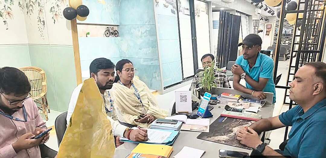 समाहरणालय, बक्सर
(जिला जन संपर्क कार्यालय)
प्रेस विज्ञप्ति:- दिनांक 14 अक्टूबर 2026
बाल श्रम के विरुद्ध बक्सर शहरी क्षेत्र में धावा दल की सघन जांच, नहीं मिले बाल श्रमिक
आज दिनांक 14 अक्टूबर 2026 को जिला पदाधिकारी बक्सर के आदेशानुसार बक्सर शहरी क्षेत्र में बाल श्रम उन्मूलन के उद्देश्य से श्रम संसाधन एवं प्रवासी श्रमिक कल्याण विभाग द्वारा गठित धावा दल ने सघन जांच अभियान चलाया।
अभियान के दौरान धावा दल द्वारा शहर के प्रमुख मार्गों, गलियों तथा ऐसे संभावित स्थलों का गहन निरीक्षण किया गया, जहां बाल श्रमिकों से काम कराए जाने की आशंका रहती है। जांच के दौरान किसी भी प्रतिष्ठान या स्थल पर बाल श्रमिक नहीं पाए गए।
इस अभियान में श्रम प्रवर्तन पदाधिकारी, बक्सर सदर, राजपुर एवं इटाढ़ी के साथ स्वर्गीय कन्हाई शुक्ला सेवा संस्थान के कार्यकर्ता श्री अजीत कुमार उपस्थित थे।
जिला प्रशासन द्वारा बाल श्रम जैसी सामाजिक कुरीति के उन्मूलन तथा बच्चों के सुरक्षित एवं उज्ज्वल भविष्य को सुनिश्चित करने के लिए निरंतर प्रयास किए जा रहे हैं। धावा दल के माध्यम से नियमित रूप से जांच अभियान चलाकर बाल श्रम की रोकथाम एवं इसके विरुद्ध जन-जागरूकता को बढ़ावा दिया जा रहा है।
जिला प्रशासन का उद्देश्य बक्सर जिले को बाल श्रम से मुक्त बनाना तथा प्रत्येक बच्चे को शिक्षा, सुरक्षा और विकास के समान अवसर उपलब्ध कराना है।
जिला जन संपर्क कार्यालय
बक्सर।
@top fans Information & Public Relations Department, Government of Bihar CMO Bihar Buxar Administration Buxar Police Samrat Choudhary जिला प्रशासन बक्सर #samrat4bjp #CMSamrat #IPRDBihar #IPRD_Bihar #buxarcity #CMOBihar #bihar #BuxarNews