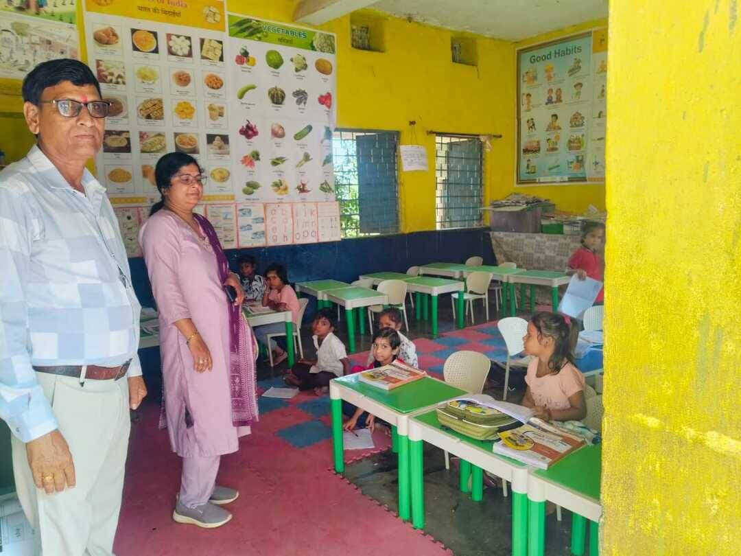 कलेक्टर एवं जिला मजिस्ट्रेट श्री अर्पित वर्मा के निर्देशानुसार पीएम पोषण योजना के प्रभावी क्रियान्वयन तथा शासकीय विद्यालयों में अध्ययनरत विद्यार्थियों को नियमित रूप से गुणवत्तापूर्ण, स्वच्छ एवं गर्म पका हुआ मध्यान्ह भोजन उपलब्ध कराने के उद्देश्य से गत दिवस प्रभारी अधिकारी श्रीमती सीमा उपाध्याय द्वारा जिले के विभिन्न विकासखंडों के शासकीय विद्यालयों का औचक निरीक्षण किया गया। कलेक्टर श्री वर्मा ने स्पष्ट निर्देश दिए हैं कि मध्यान्ह भोजन वितरण में लापरवाही बरतने वाले समूहों के विरुद्ध कार्रवाई की जाएगी तथा अनियमितता पाए जाने पर संबंधित समूहों को हटाया जाएगा।
निरीक्षण के दौरान विकासखंड करैरा के शासकीय एकीकृत प्राथमिक एवं माध्यमिक शाला सिरसौद तथा शासकीय प्राथमिक विद्यालय टोडा, विकासखंड पिछोर के शासकीय प्राथमिक एवं माध्यमिक विद्यालय भौंती तथा शासकीय प्राथमिक विद्यालय पगरा और विकासखंड खनियाधाना के शासकीय एकीकृत शाला श्रीनगर, शासकीय एकीकृत शाला एवं शासकीय प्राथमिक विद्यालय मानपुरा तथा एकीकृत शासकीय माध्यमिक एवं प्राथमिक विद्यालय गजोरा की व्यवस्थाओं का अवलोकन किया गया। इस दौरान मध्यान्ह भोजन की गुणवत्ता, वितरण की नियमितता, साफ-सफाई, रसोईघर की स्वच्छता तथा विद्यार्थियों के लिए पेयजल की उपलब्धता का जायजा लिया गया।
#shivpuri
