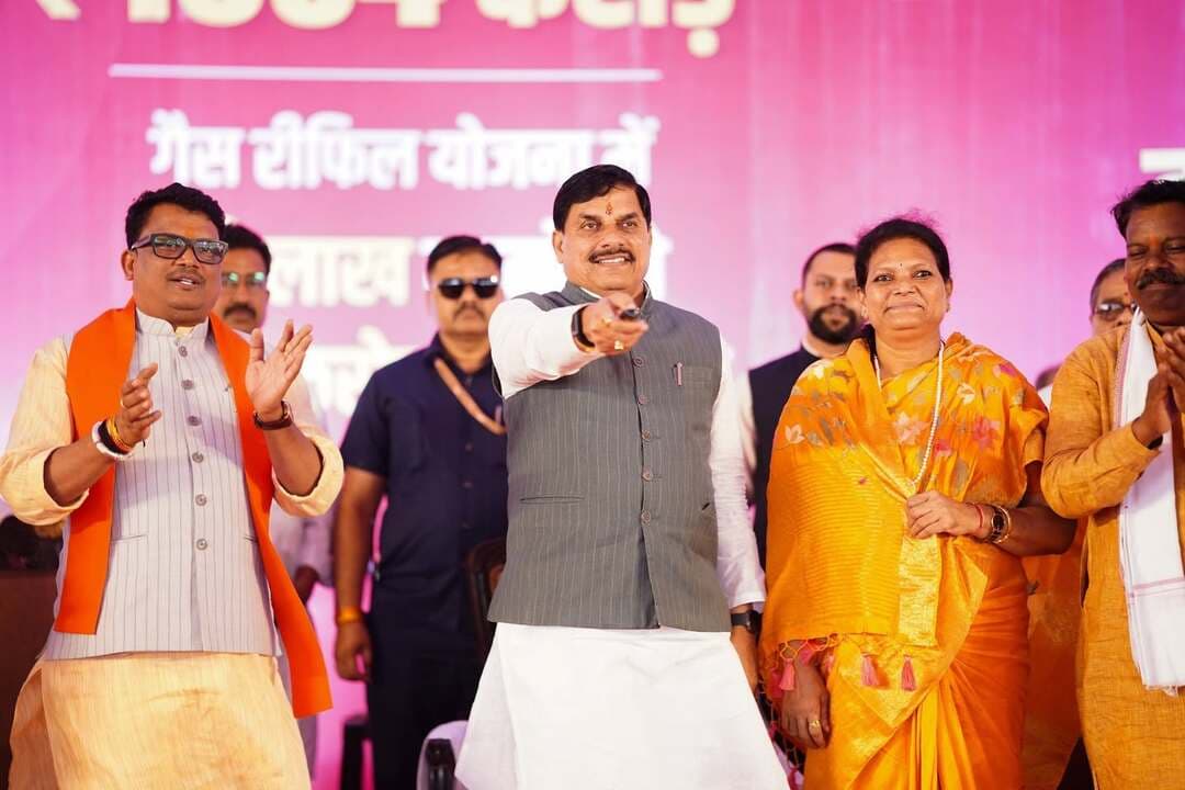 मुख्यमंत्री डॉ.यादव द्वारा प्रदेश की लाड़ली बहनों को किया गया 41वीं किश्त का अंतरण
छिन्दवाड़ा जिले की 313215 लाड़ली बहनों के खातों में पहुंची 47.2 करोड़ रुपये की राशि
==============================
मुख्यमंत्री डॉ. मोहन यादव ने बुधवार को मध्यप्रदेश की करोड़ों महिलाओं के आर्थिक सशक्तिकरण, आत्मनिर्भरता और सम्मान के लिये उमरिया जिले के मानपुर जनपद पंचायत अंतर्गत गुरुवाही ग्राम में आयोजित लाड़ली बहना योजना सम्मेलन में ‘मुख्यमंत्री लाड़ली बहना योजना’ की 41वीं किश्त का अंतरण किया। इस अवसर पर प्रदेश की 1.25 करोड़ पात्र महिलाओं के बैंक खातों में 1,834 करोड़ रुपये से अधिक की मासिक आर्थिक सहायता राशि सिंगल क्लिक से अंतरित की गई। वहीं छिन्दवाड़ा जिले की 313215 लाड़ली बहनों को 47.2 करोड़ रुपये की राशि का अंतरण किया गया।
छिंदवाड़ा जिले में भी समस्त परियोजनाओं एवं आंगनबाड़ियों में लाड़ली बहना हितग्राहियों की उपस्थिति में राज्य स्तरीय कार्यक्रम का वेबकास्ट के माध्यम से सीधा प्रसारण देखा व सुना गया गया।
Dr Mohan Yadav CM Madhya Pradesh
#LadliBehnaYojana
#सेवा_संकल्प_अभियान
#procwa #छिन्दवाड़ा
#JansamparkMP
Department Of Women Child Development, Madhya Pradesh
Jansampark Madhya Pradesh
