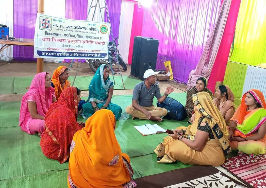 शक्ति से सृजन कार्यक्रम के तहत ग्राम विकास प्रस्फुटन समिति भमोंडी की बैठक आयोजित
अष्टमी तिथि पर तुलसी पौधा वितरण, प्रतिदिन भजन मंडल एवं सांस्कृतिक कार्यक्रम आयोजित करने का निर्णय
=============================
मध्यप्रदेश जन अभियान परिषद के जिला समन्वयक श्री अखिलेश जैन एवं विकासखंड समन्वयक श्री संजीव भांवरकर के मार्गदर्शन तथा परामर्शदाता श्री मनीष कैथवास के नेतृत्व में आज ग्राम विकास प्रस्फुटन समिति भमोंडी की बैठक आयोजित की गई। बैठक में नवांकुर सखी प्रकृति-संस्कृति संरक्षण कार्यक्रम के अंतर्गत शक्ति से सृजन कार्यक्रम को लेकर विभिन्न गतिविधियों पर चर्चा की गई।
बैठक में नवांकुर सखी दीदियों ने अष्टमी तिथि के दिन तुलसी पौधों का वितरण करने का निर्णय लिया। इसके साथ ही प्रतिदिन भजन मंडल आयोजित करने तथा सांस्कृतिक संध्या, खेलकूद गतिविधियों और उत्कृष्ट कार्य करने वाली महिलाओं एवं बच्चों को सम्मानित करने की योजना बनाई गई। कार्यक्रम के दौरान परामर्शदाता श्री मनीष कैथवास ने उपस्थित सभी लोगों को पर्यावरण संरक्षण की शपथ दिलाई। इस अवसर पर ग्राम विकास प्रस्फुटन समिति की अध्यक्ष श्रीमती भाग्यवती, सचिव श्रीमती ज्योति राय, कोषाध्यक्ष श्रीमती प्रियंका बावरिया, श्रीमती वर्षा, श्रीमती विनीता, श्रीमती सविता, श्रीमती भारती, श्रीमती नेहा, श्रीमती ऊषा, श्रीमती ओमलता तथा बीएसडब्ल्यू के छात्र-छात्राएं उत्तम पहाड़े, दिव्या एवं रीतिका डेहरिया सहित परामर्शदाता श्री मनीष कैथवास उपस्थित थे।
#सेवा_संकल्प_अभियान
#procwa #छिन्दवाड़ा
#JansamparkMP
Jansampark Madhya Pradesh