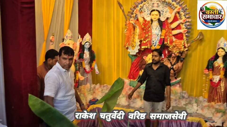 नवरात्रि में राकेश चतुर्वेदी का गांव-गांव जनसंपर्क, 310 बस्ती सदर में चुनावी आगाज के संकेत
दुर्गा पूजा पंडालों में पहुंचकर माता रानी का लिया आशीर्वाद, प्रतिमाओं की आंखों से पट्टी खोलने की रस्म में हुए शामिल
सैकड़ों समर्थकों और युवाओं के काफिले के साथ कई गांवों का दौरा, ग्रामीणों से किया संवाद
बस्ती। नवरात्रि के पावन अवसर पर विधानसभा क्षेत्र 310 बस्ती सदर के भावी प्रत्याशी एवं पूर्व ब्लॉक प्रमुख नाथनगर राकेश चतुर्वेदी ने क्षेत्र के विभिन्न गांवों में व्यापक जनसंपर्क कर अपनी सक्रियता बढ़ाई। धार्मिक आस्था, जनसंवाद और समर्थकों की मौजूदगी के बीच हुए इस दौरे को क्षेत्र में उनके राजनीतिक जनसंपर्क अभियान की अहम शुरुआत के रूप में देखा जा रहा है। गांव-गांव पहुंचकर लोगों से मुलाकात करने और दुर्गा पूजा आयोजनों में सहभागिता के दौरान उनके साथ सैकड़ों समर्थकों एवं युवाओं का काफिला मौजूद रहा।
राकेश चतुर्वेदी ने उच गांव, जमोहे, कुशमहा, कुशमा, विगहिया, पकरी नासीर, रामावापुर, बेलाउर, संनडा और पकरी चंदा चौराहा सहित विभिन्न गांवों एवं प्रमुख स्थानों का दौरा किया। इस दौरान उन्होंने ग्रामीणों से मुलाकात कर उनका हालचाल जाना और नवरात्रि पर्व की शुभकामनाएं दीं। उनके दौरे के दौरान धार्मिक उत्साह के साथ स्थानीय लोगों से संवाद और आपसी मेल-मिलाप का माहौल देखने को मिला।
नवरात्रि के अवसर पर विभिन्न गांवों में स्थापित दुर्गा पूजा पंडालों में विशेष धार्मिक कार्यक्रमों का आयोजन किया गया। राकेश चतुर्वेदी इन आयोजनों में शामिल हुए और विधि-विधान के साथ माता दुर्गा के दर्शन-पूजन कर आशीर्वाद प्राप्त किया। कई स्थानों पर उन्होंने अपने हाथों से मां दुर्गा की प्रतिमाओं की आंखों से पट्टी खोलने की शुभ रस्म भी संपन्न की।
इस दौरान पंडालों में उपस्थित श्रद्धालुओं ने भक्ति और श्रद्धा के साथ माता रानी के जयकारे लगाए। पूरा वातावरण भक्तिमय नजर आया। राकेश चतुर्वेदी ने माता रानी से क्षेत्र की सुख-समृद्धि, शांति, खुशहाली और जनकल्याण की कामना की। धार्मिक आयोजनों में उनकी सहभागिता के दौरान स्थानीय लोगों और आयोजन समितियों के सदस्यों से भी मुलाकात हुई।
राकेश चतुर्वेदी के जनसंपर्क दौरे में बड़ी संख्या में समर्थकों और युवाओं की मौजूदगी चर्चा का विषय रही। विभिन्न गांवों में उनके पहुंचने के दौरान समर्थक उनके साथ रहे और धार्मिक कार्यक्रमों में सहभागिता की। गांवों में भ्रमण, लोगों से मुलाकात और पूजा पंडालों में उपस्थिति के माध्यम से उन्होंने क्षेत्र के लोगों के बीच अपनी सक्रियता प्रदर्शित की।
राजनीतिक दृष्टि से भी इस दौरे को महत्वपूर्ण माना जा रहा है। विधानसभा 310 बस्ती सदर से भावी प्रत्याशी के रूप में राकेश चतुर्वेदी की क्षेत्र में सक्रियता आने वाले समय में उनकी राजनीतिक रणनीति और जनसंपर्क अभियान की दिशा के लिहाज से अहम मानी जा रही है। हालांकि, इस दौरे के आधार पर चुनावी परिणाम या राजनीतिक समर्थन का आकलन करना जल्दबाजी होगी, लेकिन विभिन्न गांवों में उनकी मौजूदगी ने स्थानीय स्तर पर चर्चा को जरूर गति दी है।
पूर्व ब्लॉक प्रमुख नाथनगर के रूप में राकेश चतुर्वेदी की क्षेत्रीय गतिविधियां पहले से ही राजनीतिक और सामाजिक चर्चाओं का हिस्सा रही हैं। नवरात्रि के अवसर पर गांव-गांव पहुंचकर धार्मिक आयोजनों में भाग लेना और ग्रामीणों से संवाद करना उनके दौरे का प्रमुख हिस्सा रहा। पर्व के उल्लासपूर्ण माहौल में लोगों से मिलना उनके लिए जनसंपर्क का अवसर भी बना।
नवरात्रि भारतीय संस्कृति और आस्था का प्रमुख पर्व है, जिसमें दुर्गा पूजा पंडाल सामाजिक सहभागिता और सामुदायिक एकजुटता के केंद्र बनते हैं। ऐसे आयोजनों में जनप्रतिनिधियों और राजनीतिक रूप से सक्रिय व्यक्तियों की भागीदारी स्थानीय लोगों से जुड़ने का माध्यम भी होती है।
राकेश चतुर्वेदी के इस दौरे ने विधानसभा 310 बस्ती सदर में उनकी राजनीतिक सक्रियता को लेकर चर्चाओं को बल दिया है। विभिन्न गांवों में भ्रमण, माता रानी के दर्शन-पूजन और समर्थकों की मौजूदगी ने उनके जनसंपर्क अभियान को व्यापक स्वरूप दिया। नवरात्रि के पावन अवसर पर धार्मिक आस्था के साथ शुरू हुई यह गतिविधि आने वाले दिनों में किस रूप में आगे बढ़ती है, इस पर क्षेत्र के राजनीतिक जानकारों और स्थानीय लोगों की नजर रहेगी। कुल मिलाकर, नवरात्रि के दौरान राकेश चतुर्वेदी का गांव-गांव दौरा धार्मिक सहभागिता, ग्रामीणों से संवाद और राजनीतिक सक्रियता का संगम रहा। इसे उनके आगामी चुनावी प्रयासों की दिशा में एक महत्वपूर्ण कदम के रूप में देखा जा रहा है।