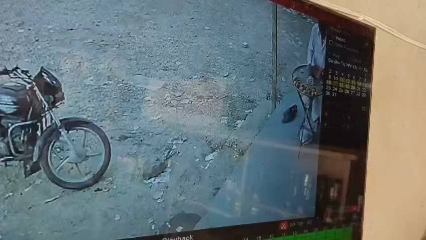 मोटरसाइकिल चोरी के मामले में निष्पक्ष जांच की मांग, ग्रामीणों ने एएसपी को सौंपा ज्ञापन,
गंगापुर सिटी मोटरसाइकिल चोरी के मामले में उचित कार्रवाई नहीं होने का आरोप लगाते हुए डिबस्या गांव के ग्रामीणों ने पुलिस प्रशासन से न्याय की गुहार लगाई है। मंगलवार को ग्रामीण अतिरिक्त पुलिस अधीक्षक कार्यालय पहुंचे और एएसपी नारायण लाल शर्मा को ज्ञापन सौंपकर मामले में निष्पक्ष जांच कराने तथा आरोपी को जल्द गिरफ्तार करने की मांग की। ग्रामीणों के अनुसार, परिवादी हेमराज मीना की आरजे 25 एसवाई 4181 नंबर की आर-15 मोटरसाइकिल 17 अगस्त 2026 को गंगापुर सिटी में रिद्धि-सिद्धि हॉस्पिटल के पास से चोरी हो गई थी। मामले में उदेई मोड़ थाने में एफआईआर दर्ज है।
परिवादी का आरोप है कि साक्ष्य उपलब्ध कराने के बावजूद मामले में अब तक प्रभावी कार्रवाई नहीं हुई है।
ग्रामीणों ने पुलिस अधिकारियों से जल्द कार्रवाई कर पीड़ित को न्याय दिलाने की मांग की। साथ ही चेतावनी दी कि यदि शीघ्र कार्रवाई नहीं हुई, तो ग्रामीण आंदोलन करने को मजबूर होंगे। इस दौरान लक्ष्मण, प्रताप, प्रवीण, राहुल, शेरा, अतर,अन्नू, लाला, विक्रम सहित कई ग्रामीण मौजूद रहे।
अब देखना होगा कि पुलिस प्रशासन इस मामले में कब तक कार्रवाई करता है और पीड़ित को कब न्याय मिल पाता है
#hilightsfollowers #followersreels #NewsUpdateNews #followersnonfollowers #updatechallenge #NewsUpdate #Gangapurcity #highlight #highlights #SawaiMadhopur News57 Amita Meena Journalist
