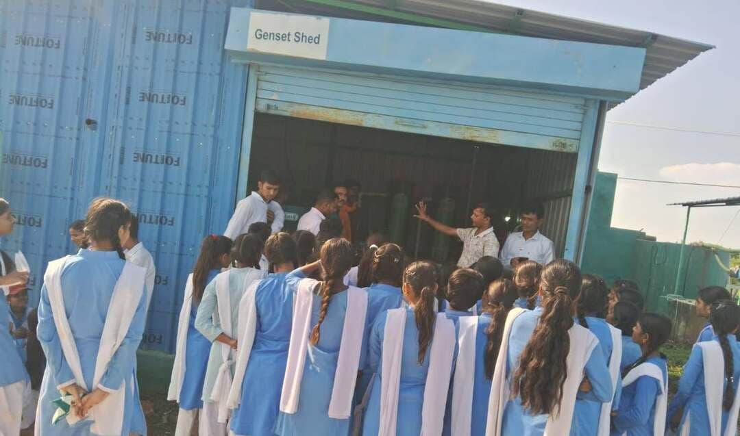 गौ-अभ्यारण्य जरारूधाम में विद्यार्थियों ने कृषि व्यवसाय, गौपालन एवं पर्यावरण संरक्षण का व्यावहारिक ज्ञान प्राप्त किया
===
राष्ट्रीय शिक्षा नीति के तहत विद्यार्थियों को शिक्षा के साथ व्यावसायिक कौशल, कृषि, गौपालन एवं पर्यावरण संरक्षण की व्यावहारिक जानकारी प्रदान करने के उद्देश्य से शासकीय उच्चतर माध्यमिक विद्यालय, किशुनगंज के कक्षा 9वीं से 12वीं तक के 63 विद्यार्थियों ने गौ-अभ्यारण्य जरारूधाम का शैक्षणिक भ्रमण किया।
भ्रमण के दौरान विद्यार्थियों ने विषय शिक्षकों के मार्गदर्शन में गौ-अभ्यारण्य में संचालित विभिन्न प्रकल्पों का अवलोकन कर व्यावहारिक ज्ञान प्राप्त किया। विद्यार्थियों ने गौसेवा, जैविक खाद निर्माण संयंत्र, गोबर गैस संयंत्र, पौधरोपण, पौधशाला (नर्सरी), जल संरक्षण एवं पर्यावरण संरक्षण से संबंधित गतिविधियों की जानकारी प्राप्त की।
इसके साथ ही विद्यार्थियों को पारिस्थितिकी तंत्र के पुनर्निर्माण, प्राकृतिक संसाधनों के संरक्षण तथा ‘गाय से व्यवसाय की ओर’ विषय के अंतर्गत गौपालन को आजीविका एवं स्वरोजगार से जोड़ने की संभावनाओं से अवगत कराया गया। विद्यार्थियों ने विभिन्न प्रकल्पों को देखकर जाना कि किस प्रकार गोबर एवं अन्य प्राकृतिक संसाधनों का उपयोग जैविक खाद, ऊर्जा उत्पादन और कृषि कार्यों में किया जा सकता है।
इस शैक्षणिक भ्रमण का उद्देश्य विद्यार्थियों को किताबी ज्ञान के साथ व्यावहारिक अनुभव प्रदान करना तथा कृषि, पशुपालन एवं पर्यावरण संरक्षण के क्षेत्र में रोजगार और स्वरोजगार की संभावनाओं के प्रति जागरूक करना रहा।