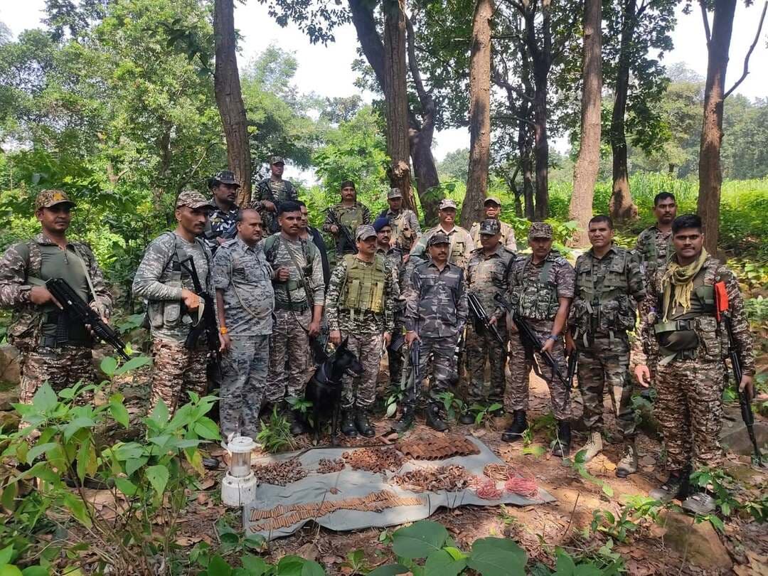 गिरिडीह, झारखंड: गिरिडीह पुलिस और सीआरपीएफ की संयुक्त टीम ने पारसनाथ पहाड़ी क्षेत्र के जिरवाबेड़ा जंगल के पास सर्च ऑपरेशन चलाकर संदिग्ध विस्फोटक सामग्री बरामद की है।
पुलिस की प्रेस विज्ञप्ति के अनुसार, 10 अक्टूबर 2026 की रात मिली गुप्त सूचना के आधार पर यह अभियान चलाया गया। इसमें गिरिडीह पुलिस, सीआरपीएफ की 154वीं बटालियन और अन्य सुरक्षा कर्मी शामिल थे।
तलाशी के दौरान लगभग 5 किलोग्राम का एक कैन बम, करीब 35 मीटर कोडेक्स वायर, इलेक्ट्रिक वायर का एक बंडल, लोहे के 38 अर्धनिर्मित ग्रेनेड शेल, ग्रेनेड बनाने में इस्तेमाल होने वाली अन्य सामग्री और एक इमरजेंसी लाइट बरामद की गई।
सुरक्षा एजेंसियां मामले की जांच में जुटी हैं। बरामद सामग्री के स्रोत और इसके संभावित इस्तेमाल के संबंध में आगे की जानकारी जांच के बाद सामने आएगी।
#गिरिडीह #झारखंडन्यूज #गिरिडीहपुलिस #सीआरपीएफ #पारसनाथ #नक्सलविरोधीअभियान #विस्फोटकबरामद
