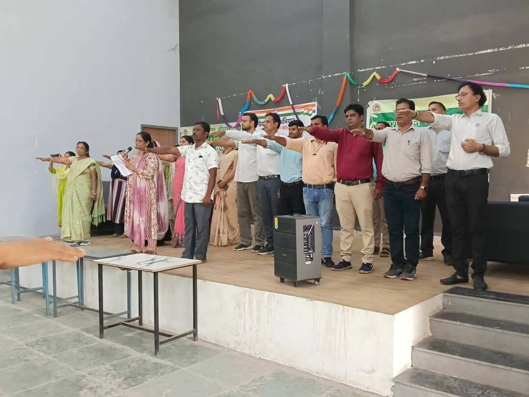 मद्य निषेध सप्ताह के अंतर्गत नाटक, गीत एवं संवाद के माध्यम से दिया नशामुक्ति का संदेश
‘नशे से दूरी है जरूरी’ अभियान के तहत विभिन्न स्थानों पर आयोजित हुए जागरूकता कार्यक्रम
कलेक्टर डॉ. योगेश तुकाराम भरसट के निर्देशानुसार एवं प्रभारी उप संचालक सामाजिक न्याय विभाग श्रीमती हेलन वसुनिया के मार्गदर्शन में मद्य निषेध सप्ताह के अंतर्गत जिले के विभिन्न स्थानों पर नशामुक्ति जागरूकता कार्यक्रम आयोजित किए गए। शासकीय कलापथक दल एवं अशासकीय व्यवस्था कलामंडली पिपलिया के संयुक्त तत्वावधान में राणापुर, मेघनगर, पारा, खरडूबड़ी, कुंदनपुर, कल्याणपुरा एवं झाबुआ सहित विभिन्न स्थानों पर ‘नशे से दूरी है जरूरी’ का संदेश दिया गया।
कार्यक्रमों के दौरान नुक्कड़ नाटक, प्रेरक गीत, संवाद एवं शपथ के माध्यम से आमजन को शराब, गुटखा, धूम्रपान एवं अन्य नशीले पदार्थों के सेवन से होने वाले शारीरिक एवं मानसिक दुष्प्रभावों के प्रति जागरूक किया गया। कलाकारों ने बताया कि नशा एक धीमा जहर है, जो व्यक्ति के स्वास्थ्य के साथ उसकी स्मरण शक्ति, सोचने-समझने की क्षमता एवं पारिवारिक जीवन पर प्रतिकूल प्रभाव डालता है।
जागरूकता कार्यक्रमों में बताया गया कि नशामुक्ति के लिए व्यक्ति का दृढ़ संकल्प, परिवार का सहयोग, सकारात्मक वातावरण एवं उचित परामर्श अत्यंत आवश्यक है। नशे की लत से छुटकारा पाने के लिए अपनी समस्या को स्वीकार कर विशेषज्ञों से मार्गदर्शन लेने तथा आवश्यकता पड़ने पर नशामुक्ति केंद्र से संपर्क करने की सलाह दी गई। साथ ही नशामुक्ति संबंधी सहायता के लिए हेल्पलाइन नंबर 14446 की जानकारी भी प्रदान की गई।
विशेष रूप से बच्चों एवं युवाओं को नशे के दुष्प्रभावों से बचाने के उद्देश्य से स्कूलों, महाविद्यालयों एवं हाट-बाजारों में जागरूकता गतिविधियां संचालित की गईं। कार्यक्रमों के माध्यम से आमजन को नशे से दूर रहकर स्वस्थ जीवनशैली अपनाने तथा नशामुक्त परिवार एवं समाज के निर्माण में सहभागिता करने के लिए प्रेरित किया गया।
विभिन्न स्थानों पर आयोजित जागरूकता कार्यक्रमों में कलाकारों द्वारा प्रस्तुत रोचक नुक्कड़ नाटक, गीत एवं संवाद को आमजन ने सराहा। कार्यक्रमों में उपस्थित नागरिकों को नशामुक्ति का संकल्प भी दिलाया गया।
Jansampark Madhya Pradesh CM Madhya Pradesh Indore Commissioner Social Justice and Disabled Welfare Department ,Madhya Pradesh #Jhabua #JansamparkMP