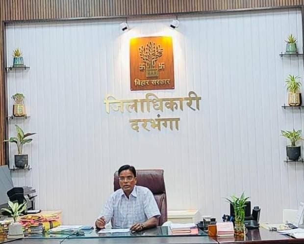 *कायाकल्प योजना के तहत संचालित कार्यों में तेजी लाने का जिलाधिकारी ने दिया निर्देश*
*दीपावली से पूर्व सभी विद्यालयों में रंग-रोगन का कार्य पूर्ण करने का निर्देश*
दरभंगा, 14 अक्टूबर 2026:-जिलाधिकारी, दरभंगा श्री कौशल कुमार की अध्यक्षता में कायाकल्प के अंतर्गत स्वीकृत एवं संचालित योजनाओं की प्रगति की समीक्षा को लेकर वीडियो कॉन्फ्रेंसिंग के माध्यम से बैठक आयोजित की गई।
बैठक में शिक्षा विभाग, स्वास्थ्य विभाग, समाज कल्याण विभाग, कल्याण विभाग,सहित संबंधित विभागों द्वारा संचालित कार्यों की समीक्षा की गई तथा योजनाओं के क्रियान्वयन में तेजी लाने और निर्धारित समय-सीमा के भीतर कार्य पूर्ण करने को लेकर आवश्यक दिशा-निर्देश दिए गए।
समीक्षा के दौरान जिलाधिकारी ने शिक्षा विभाग एवं स्वास्थ्य विभाग के संबंधित पदाधिकारियों को निर्देश दिया कि दीपावली से पूर्व सभी विद्यालयों में रंग-रोगन का कार्य अनिवार्य रूप से पूर्ण कराना सुनिश्चित करें।
उन्होंने कहा कि विद्यालयों के रखरखाव एवं आधारभूत सुविधाओं के सुदृढ़ीकरण से विद्यार्थियों को स्वच्छ, सुंदर एवं बेहतर शैक्षणिक वातावरण उपलब्ध कराने में मदद मिलेगी।
जिलाधिकारी ने आंगनबाड़ी केंद्रों तथा अनुसूचित जाति एवं अनुसूचित जनजाति छात्रावासों में कायाकल्प के तहत लिए गए कार्यों की भी समीक्षा की। उन्होंने संबंधित पदाधिकारियों को निर्देश दिया कि इन संस्थानों में चल रहे कार्यों को निर्धारित समय-सीमा के भीतर गुणवत्तापूर्ण तरीके से पूर्ण कराना सुनिश्चित करें।
बैठक में जिलाधिकारी ने सभी विद्यालयों में उपलब्ध मूलभूत सुविधाओं की स्थिति का आकलन करने का निर्देश दिया। उन्होंने स्पष्ट रूप से कहा कि 20 अक्टूबर से पहले सभी विद्यालयों में मूलभूत सुविधाओं से संबंधित कमियों को चिह्नित करते हुए आवश्यक कार्यों का प्राक्कलन तैयार किया जाए। साथ ही, चिह्नित कमियों एवं प्रस्तावित कार्यों से संबंधित विवरण की पोर्टल पर निर्धारित प्रविष्टि सुनिश्चित की जाए, ताकि आवश्यकतानुसार योजनाओं के क्रियान्वयन की प्रक्रिया आगे बढ़ाई जा सके।
बैठक में उप विकास आयुक्त श्री स्वप्निल, सिविल सर्जन डॉ. अरुण कुमार, जिला पंचायती राज पदाधिकारी पवन कुमार यादव,जिला जनसंपर्क पदाधिकारी श्री आशीष अमन सहित अन्य संबंधित पदाधिकारी उपस्थित थे। वहीं, विभिन्न विभागों के संबंधित पदाधिकारी वीडियो कॉन्फ्रेंसिंग के माध्यम से बैठक में शामिल हुए।
#BiharSarkar
#CMBihar
#SamratChoudhary
#CMSamrat
#MukhyamantriBihar