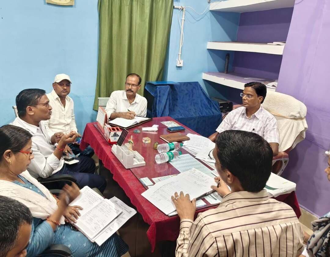 *फार्मर रजिस्ट्रेशन आईडी निर्माण में शत-प्रतिशत लक्ष्य हासिल करें: जिलाधिकारी*
*हनुमाननगर प्रखंड कार्यालय में फार्मर रजिस्ट्रेशन आईडी एवं पीएम सूर्य घर मुफ्त बिजली योजना की प्रगति की समीक्षा, संबंधित पदाधिकारियों को दिए आवश्यक निर्देश*
दरभंगा, 14 अक्टूबर 2026:-जिलाधिकारी, दरभंगा श्री कौशल कुमार की अध्यक्षता में आज हनुमाननगर प्रखंड कार्यालय में फार्मर रजिस्ट्रेशन आईडी निर्माण एवं पीएम सूर्य घर मुफ्त बिजली योजना योजनाओं की प्रगति को लेकर समीक्षा बैठक आयोजित की गई।
बैठक में संबंधित विभागों द्वारा संचालित योजनाओं की प्रगति की समीक्षा करते हुए जिलाधिकारी ने निर्धारित लक्ष्यों को समयबद्ध तरीके से पूरा करने का निर्देश दिया।
बैठक के दौरान जिलाधिकारी ने कृषि विभाग के कर्मियों को निर्देश दिया कि प्रखंड क्षेत्र के सभी पात्र किसानों का फार्मर रजिस्ट्रेशन आईडी निर्माण सुनिश्चित करते हुए शत-प्रतिशत लक्ष्य हासिल किया जाए।
उन्होंने इस कार्य में तेजी लाने के लिए विशेष कैंप आयोजित करने तथा किसानों को फार्मर रजिस्ट्रेशन की प्रक्रिया के प्रति जागरूक करने का निर्देश दिया।
उन्होंने कहा कि पात्र किसानों का पंजीकरण प्राथमिकता के आधार पर पूरा किया जाए, ताकि उन्हें कृषि विभाग की विभिन्न योजनाओं का लाभ प्राप्त करने में किसी प्रकार की कठिनाई न हो।
इसी क्रम में जिलाधिकारी ने पीएम सूर्य घर मुफ्त बिजली योजना की समीक्षा करते हुए विद्युत विभाग के अभियंताओं को योजना के व्यापक प्रचार-प्रसार तथा अधिक-से-अधिक पात्र लाभुकों को चिह्नित कर आवेदन कराने का निर्देश दिया।
उन्होंने कहा कि संबंधित पदाधिकारी एवं कर्मी आपसी समन्वय के साथ कार्य करते हुए इच्छुक उपभोक्ताओं को योजना की जानकारी दें तथा आवेदन की प्रक्रिया में आवश्यक सहयोग प्रदान करें, ताकि अधिकाधिक परिवार इस योजना का लाभ उठा सकें।
बैठक में जिला कृषि पदाधिकारी डॉ.सिद्धार्थ, अंचलाधिकारी हनुमाननगर, प्रखंड विकास पदाधिकारी, हनुमाननगर,उप परियोजना निदेशक आत्मा मोना ऋचा सहित कृषि एवं विद्युत विभाग के अन्य संबंधित पदाधिकारी एवं कर्मी उपस्थित थे।
#BiharSarkar
#CMBihar
#SamratChoudhary
#CMSamrat
#MukhyamantriBihar