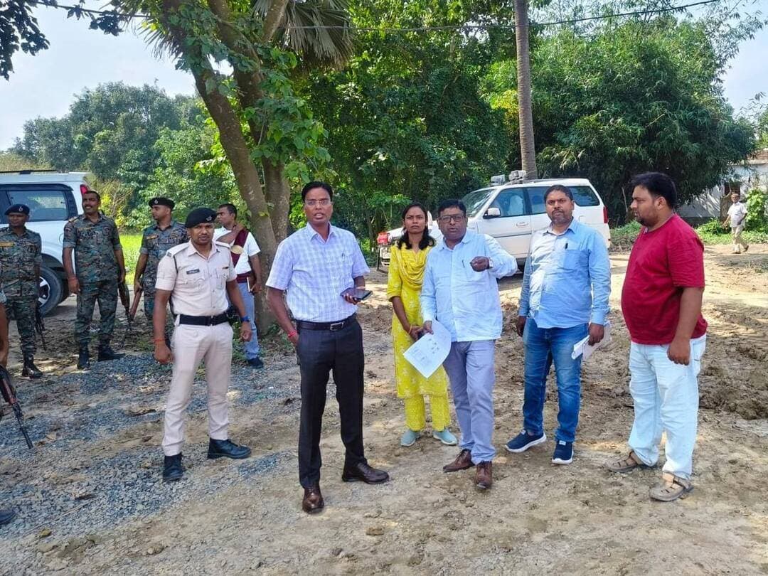 *जिलाधिकारी ने हनुमाननगर प्रखंड-सह-अंचल कार्यालय के निर्माण कार्य का किया निरीक्षण*
*निर्माण कार्य की प्रगति का लिया जायजा, निर्धारित समय-सीमा के भीतर कार्य पूर्ण करने का दिया निर्देश*
दरभंगा, 14 अक्टूबर 2026:-जिलाधिकारी, दरभंगा श्री कौशल कुमार द्वारा आज हनुमाननगर प्रखंड-सह-अंचल कार्यालय के निर्माणाधीन भवन का निरीक्षण किया गया।
इस दौरान उन्होंने निर्माण कार्य की प्रगति का जायजा लिया तथा मौके पर उपस्थित संबंधित अधिकारियों एवं संवेदक से कार्य की वर्तमान स्थिति की जानकारी प्राप्त की।
निरीक्षण के क्रम में जिलाधिकारी ने निर्माण कार्य की अद्यतन प्रगति की समीक्षा करते हुए भवन निर्माण विभाग के कार्यपालक अभियंता श्री रविंद्र कुमार रवि एवं उपस्थित संवेदक को निर्माण कार्य निर्धारित समय-सीमा के भीतर पूर्ण करने का निर्देश दिया।
उन्होंने संबंधित अभियंताओं को निर्माण कार्य की नियमित निगरानी करने तथा कार्य की प्रगति पर सतत नजर बनाए रखने का निर्देश दिया, ताकि निर्माण कार्य समय पर और गुणवत्तापूर्ण तरीके से पूरा हो सके।
निरीक्षण के दौरान जिलाधिकारी ने संबंधित पदाधिकारियों को आपसी समन्वय के साथ कार्यों की प्रगति सुनिश्चित करने तथा निर्माण कार्य को निर्धारित समय-सीमा में पूर्ण कराने हेतु आवश्यक कार्रवाई करने का निर्देश दिया।
इस अवसर पर अंचलाधिकारी, हनुमाननगर, प्रखंड विकास पदाधिकारी, हनुमाननगर, भवन निर्माण विभाग के कार्यपालक अभियंता श्री रविंद्र कुमार रवि, सहायक अभियंता, भवन निर्माण विभाग सहित अन्य संबंधित पदाधिकारी एवं कर्मी उपस्थित थे।
#BiharSarkar
#CMBihar
#SamratChoudhary
#CMSamrat
#MukhyamantriBihar