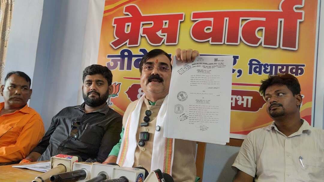 दवा मामले में जीवेश मिश्रा का विपक्ष को अल्टीमेटम, माफी नहीं मांगी तो करेंगे मानहानि का केस
भरवाड़ा न्यूज :- ठाकुर जी
बिहार की सियासत में दवा मामला एक बार फिर चर्चा में है। जाले से भाजपा विधायक एवं बिहार सरकार के पूर्व मंत्री जीवेश मिश्रा ने प्रेस कॉन्फ्रेंस कर उन विपक्षी नेताओं से सार्वजनिक माफी मांगने की मांग की है, जिन्होंने इस मामले में उनके इस्तीफे की मांग की थी। उन्होंने चेतावनी दी कि माफी नहीं मांगने पर मानहानि का मुकदमा किया जाएगा।
जीवेश मिश्रा के मुताबिक, 4 जून 2025 को राजसमंद की निचली अदालत ने दवा की गुणवत्ता से जुड़े मामले में उन्हें दोषी ठहराया था। हालांकि, उनके अनुसार, 29 सितंबर 2026 को अदालत ने निचली अदालत के फैसले को पलट दिया।
अब जीवेश मिश्रा ने विपक्षी नेताओं से जवाब मांगते हुए सार्वजनिक माफी की मांग की है। इस मामले पर विपक्ष की प्रतिक्रिया का इंतजार है।नोट: खबर प्रकाशित करने से पहले अदालत के फैसले की तारीख, मामले की प्रकृति और फैसले के सटीक विवरण की पुष्टि कर लें।