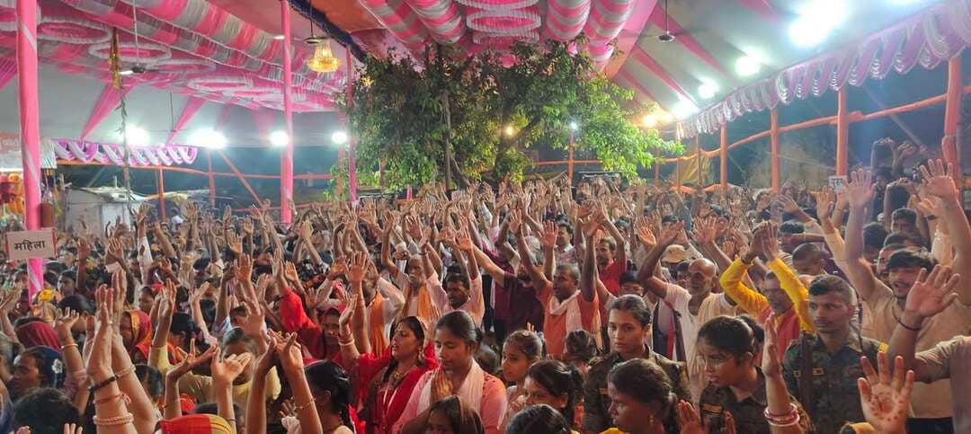📰 नगर पंचायत भरवाड़ा में दुर्गा पूजा की संध्या आरती में उमड़ी श्रद्धालुओं की भीड़
भरवाड़ा (दरभंगा): नगर पंचायत भरवाड़ा में दुर्गा पूजा के अवसर पर पहली संध्या आरती में श्रद्धालुओं की भारी भीड़ देखने को मिली। मां दुर्गा की आरती में शामिल होने के लिए बड़ी संख्या में महिलाएं, पुरुष और बच्चे पूजा स्थल पर पहुंचे। इस दौरान पूरा पूजा पंडाल भक्तिमय माहौल में नजर आया।
🙏 भक्ति और आस्था में लीन दिखे श्रद्धालु
संध्या आरती के दौरान बड़ी संख्या में महिला श्रद्धालु मां दुर्गा की आराधना करती नजर आईं। भक्तों ने मां दुर्गा के समक्ष पूजा-अर्चना कर परिवार की सुख-समृद्धि, शांति और खुशहाली की कामना की। पूजा स्थल पर श्रद्धालुओं की मौजूदगी से उत्सव का माहौल बना रहा।
🎪 दुर्गा पूजा को लेकर लोगों में उत्साह
नगर पंचायत भरवाड़ा में दुर्गा पूजा को लेकर स्थानीय लोगों में उत्साह देखने को मिल रहा है। पहली संध्या आरती में उमड़ी भीड़ क्षेत्र में पूजा के प्रति लोगों की आस्था को दर्शाती है। श्रद्धालु पूरे भक्तिभाव के साथ मां दुर्गा की आराधना में शामिल हो रहे हैं।