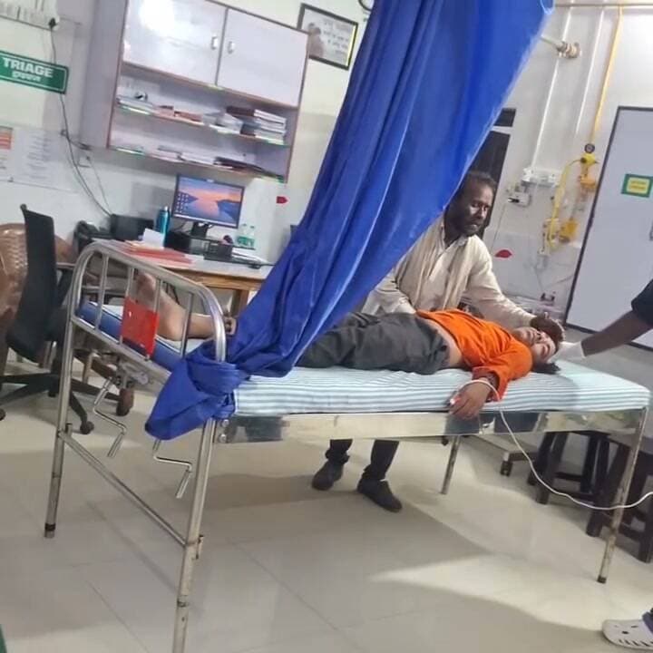 छतरपुर कैंडी ग्राम के अजयपार धाम के पुजारी करण कुशवाहा को सांप ने कटा, पूजा करने के लिए जा रहे थे तभी सांप ने कटा