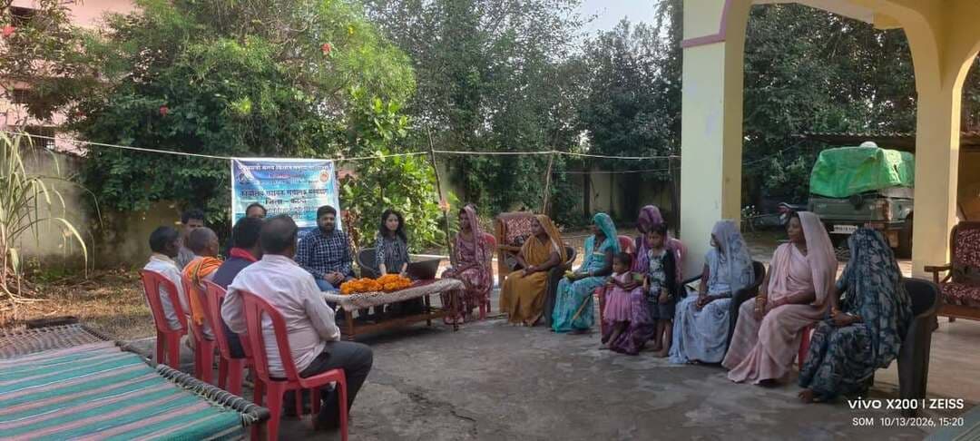 🔳लखापतेरी में मछुआरों का एनएफडीपी पंजीयन संपन्न
🔳डिजिटल प्लेटफॉर्म से मछुआरों को शासकीय योजनाओं की जानकारी प्राप्त करने में मिलेगी सुविधा
🔳कटनी - मत्स्य पालन व्यवसाय से जुड़े मछुआरों को डिजिटल प्लेटफॉर्म से जोड़ने और उन्हें शासन की योजनाओं एवं सुविधाओं का लाभ दिलाने के उद्देश्य से कलेक्टर श्री आशीष तिवारी के निर्देश पर मत्स्योद्योग विभाग द्वारा नेशनल फिशरीज डिजिटल प्लेटफॉर्म (एनएफडीपी) पर पंजीयन कराया जा रहा है। इसी क्रम में विकासखंड कटनी की ग्राम पंचायत लखापतेरी में मांझी मछुआ सहकारी समिति मर्यादित, लखापटेरी के सदस्यों एवं स्थानीय मछुआरों का पंजीयन कार्य संपन्न कराया गया।
सहायक संचालक मत्स्योद्योग श्री आशीष कुमार नायक के मार्गदर्शन में आयोजित पंजीयन कार्य के दौरान मछुआरों को पंजीयन प्रक्रिया की जानकारी दी गई तथा आवश्यक सहयोग प्रदान किया गया।
एनएफडीपी पर पंजीयन के माध्यम से पात्र मछुआरों की जानकारी डिजिटल प्लेटफॉर्म पर दर्ज की जा रही है, जिससे उन्हें मत्स्य पालन क्षेत्र की शासकीय योजनाओं एवं उपलब्ध सुविधाओं की जानकारी प्राप्त करने और संबंधित सेवाओं तक पहुंच बनाने में सहायता मिलेगी।
मत्स्योद्योग विभाग द्वारा जिले के अन्य क्षेत्रों में भी पात्र मछुआरों को एनएफडीपी पर पंजीयन कराने के लिए प्रोत्साहित किया जा रहा है। श्री नायक ने पात्र मछुआरों से आवश्यक जानकारी एवं दस्तावेजों के साथ पंजीयन कराने के लिए विभागीय कार्यालय से संपर्क करने की अपील की है।
#JansamparkMP
#CMMadhyaPradesh
#DrMohanYadav51
#udaypratapmp
#jbpcommissioner
#katni
#कटनी