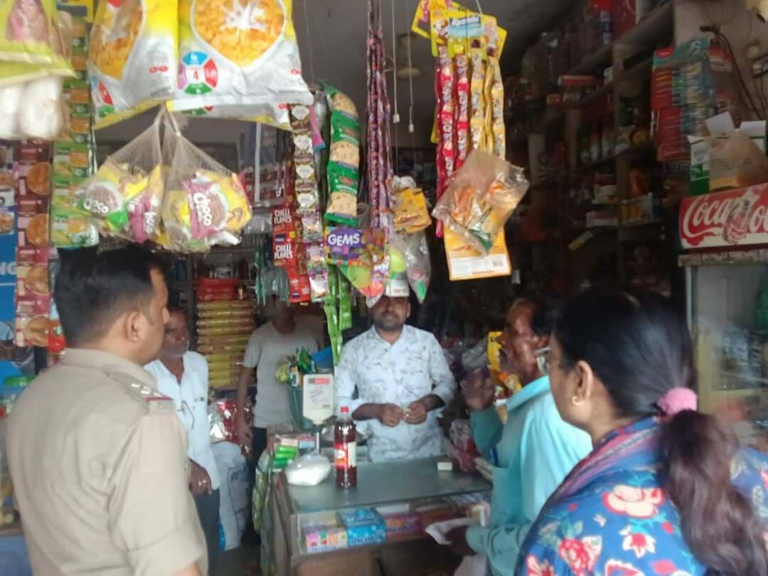 🔳शैक्षणिक संस्थानों के आसपास तम्बाकू उत्पादों की बिक्री पर रोक लगाने हेतु माधवनगर क्षेत्र में चलाया गया जागरूकता एवं निरीक्षण अभियान, दुकानदारों को दी गई समझाइश
🔳कटनी – शैक्षणिक संस्थानों के आसपास तम्बाकू उत्पादों की बिक्री पर रोक लगाने और विद्यार्थियों को तम्बाकू के दुष्प्रभावों से बचाने के उद्देश्य से राष्ट्रीय तम्बाकू नियंत्रण कार्यक्रम के अंतर्गत माधवनगर क्षेत्र में जागरूकता एवं निरीक्षण अभियान चलाया गया। कलेक्टर श्री आशीष तिवारी के मार्गदर्शन में जिला नोडल अधिकारी डॉ. चांदनी रिमझा ने प्रवर्तन दल के साथ क्षेत्र की दुकानों का भ्रमण कर दुकानदारों को तम्बाकू नियंत्रण कानून की जानकारी दी।
अभियान के दौरान शासकीय उत्कृष्ट विद्यालय, डायमंड स्कूल, शिकागो पब्लिक स्कूल (मंसरोवर कॉलोनी), मॉडल पब्लिक स्कूल सहित अन्य शैक्षणिक संस्थानों के आसपास स्थित दुकानों का निरीक्षण किया गया। इस दौरान दुकानदारों को शैक्षणिक संस्थानों के आसपास तम्बाकू उत्पादों की बिक्री नहीं करने तथा कानून के प्रावधानों का पालन सुनिश्चित करने की समझाइश दी गई। नियमों का उल्लंघन करने पर नियमानुसार कार्रवाई की चेतावनी भी दी गई। अभियान में उप निरीक्षक श्री योगेश मिश्रा, प्रधान आरक्षक श्री राजेश तिवारी एवं श्री पवन सिंह शामिल रहे।
*100 गज की परिधि में बिक्री प्रतिबंधित*
सिगरेट एवं अन्य तम्बाकू उत्पाद अधिनियम (COTPA), 2003 की धारा 6(ब) के तहत किसी भी शैक्षणिक संस्थान की 100 गज की परिधि में सिगरेट एवं अन्य तम्बाकू उत्पादों की बिक्री प्रतिबंधित है। इस प्रावधान का उल्लंघन करने वालों के विरुद्ध नियमानुसार कार्रवाई की जा सकती है।
स्वास्थ्य विभाग ने दुकानदारों एवं नागरिकों से कानून का पालन करने और शैक्षणिक संस्थानों के आसपास तम्बाकू उत्पादों की बिक्री नहीं करने की अपील की है।
#JansamparkMP
#CMMadhyaPradesh
#DrMohanYadav51
#udaypratapmp
#jbpcommissioner
#katni
#कटनी