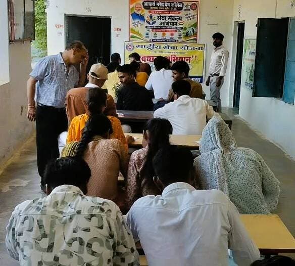 #SevaSankalpAbhiyan के तहत ग्रीटिंग कार्ड प्रतियोगिता आयोजित
विकसित भारत, सेना का शौर्य, युवा शक्ति एवं साक्षरता जैसे विषयों पर विद्यार्थियों ने रचनात्मक अभिव्यक्ति से दिए संदेश
सेवा संकल्प अभियान के अंतर्गत आचार्य नरेंद्र देव महाविद्यालय, कैलारस में विद्यार्थियों की रचनात्मक प्रतिभा को प्रोत्साहित करने तथा उनमें राष्ट्रप्रेम एवं सामाजिक सरोकारों के प्रति जागरूकता विकसित करने के उद्देश्य से ग्रीटिंग कार्ड प्रतियोगिता आयोजित की गई। प्रतियोगिता में विद्यार्थियों ने विकसित भारत, सेना का शौर्य, युवा शक्ति, मेरे सपनों का भारत एवं साक्षरता जैसे विषयों पर आकर्षक ग्रीटिंग कार्ड तैयार कर अपनी कल्पनाशीलता और विचारों को प्रभावशाली ढंग से प्रस्तुत किया।
प्रतियोगिता के दौरान विद्यार्थियों ने अपनी रचनात्मक अभिव्यक्ति के माध्यम से देश के विकास में युवाओं की भूमिका, भारतीय सेना के साहस एवं पराक्रम, शिक्षा के महत्व तथा साक्षर समाज की आवश्यकता को रेखांकित किया। विभिन्न विषयों पर तैयार किए गए ग्रीटिंग कार्ड के माध्यम से विद्यार्थियों ने राष्ट्र निर्माण के प्रति अपनी सोच और सकारात्मक दृष्टिकोण को अभिव्यक्त किया। प्रतियोगिता का उद्देश्य विद्यार्थियों में रचनात्मकता, लेखन कौशल, राष्ट्रप्रेम तथा सामाजिक दायित्वों के प्रति संवेदनशीलता को प्रोत्साहित करना था।
कार्यक्रम में महाविद्यालय के प्राचार्य डॉ. एम.के. सिंह राठौड़, राष्ट्रीय सेवा योजना प्रभारी श्री के.सी. बंसल, प्रो. आर.एस. शर्मा, श्री रामलखन धाकड़ एवं श्री गजेंद्र शर्मा उपस्थित रहे। उन्होंने विद्यार्थियों की रचनात्मक पहल की सराहना करते हुए कहा कि इस प्रकार की गतिविधियां विद्यार्थियों की प्रतिभा को निखारने के साथ उनमें सकारात्मक सोच, सामाजिक चेतना एवं राष्ट्र के प्रति उत्तरदायित्व की भावना विकसित करने में सहायक होती हैं।
सेवा संकल्प अभियान के अंतर्गत आयोजित यह प्रतियोगिता विद्यार्थियों में राष्ट्रप्रेम, साक्षरता, युवा सशक्तीकरण एवं विकसित भारत के संकल्प के प्रति जागरूकता बढ़ाने की दिशा में एक सार्थक पहल रही।
#JansamparkMP #morena2026 #Morena #MadhyaPradesh