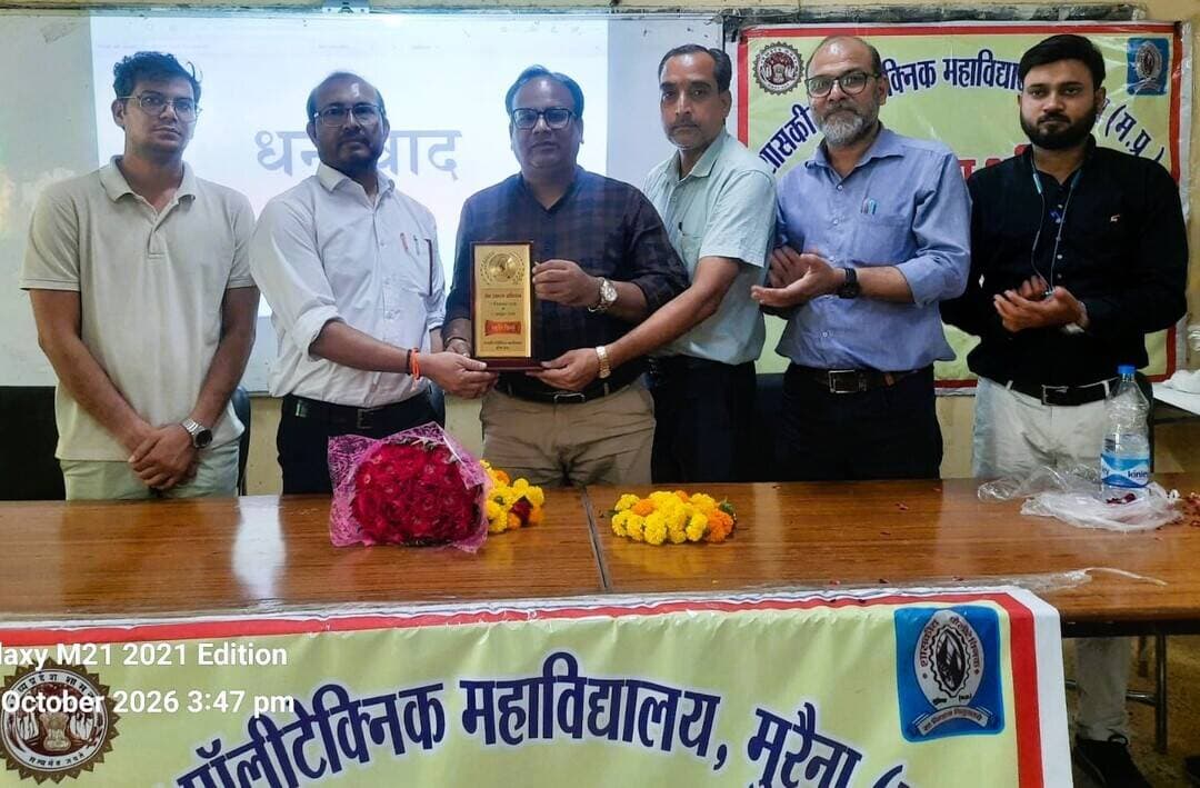 मानवीय मूल्यों से ही सशक्त एवं विकसित राष्ट्र का निर्माण संभव
सेवा संकल्प अभियान के अंतर्गत शासकीय पॉलीटेक्निक महाविद्यालय में मानवीय मूल्यों पर विशेष व्याख्यान आयोजित
सेवा संकल्प अभियान के अंतर्गत शासकीय पॉलीटेक्निक महाविद्यालय, मुरैना में विद्यार्थियों में नैतिक चेतना, मानवीय संवेदनशीलता एवं सामाजिक उत्तरदायित्व की भावना विकसित करने के उद्देश्य से मानवीय मूल्यों पर विशेष व्याख्यान आयोजित किया गया। कार्यक्रम में मुख्य अतिथि के रूप में एमआईटीएस डीम्ड विश्वविद्यालय, ग्वालियर के सहायक प्राध्यापक डॉ. गवेन्द्र नोर्के उपस्थित रहे। कार्यक्रम की अध्यक्षता महाविद्यालय के प्राचार्य श्री मनोज कुमार सक्सेना ने की।
मुख्य अतिथि डॉ. गवेन्द्र नोर्के ने अपने उद्बोधन में कहा कि किसी भी राष्ट्र की वास्तविक महानता केवल उसकी भौतिक एवं आर्थिक प्रगति से निर्धारित नहीं होती, बल्कि उसके नागरिकों के नैतिक आचरण, संवेदनशीलता और मानवीय दृष्टिकोण में भी निहित होती है। शिक्षा का उद्देश्य केवल किताबी ज्ञान अर्जित करना नहीं, बल्कि विद्यार्थियों को जिम्मेदार, संवेदनशील एवं कर्तव्यनिष्ठ नागरिक बनाना भी है। उन्होंने विद्यार्थियों से दैनिक जीवन में ईमानदारी, सहानुभूति, पर्यावरण संरक्षण तथा बड़ों के प्रति सम्मान जैसे मानवीय मूल्यों को आत्मसात करने का आह्वान किया।
मुख्य कार्यक्रम समन्वयक एवं वरिष्ठ व्याख्याता श्री दिलीप गांगिल ने कहा कि सत्य, ईमानदारी, प्रेम, करुणा, सहिष्णुता, अनुशासन एवं सहयोग जैसे मानवीय मूल्य व्यक्ति के चरित्र निर्माण के साथ-साथ समाज में सद्भाव, समरसता और भाईचारे को सुदृढ़ बनाते हैं। विकसित भारत-2047 के संकल्प को साकार करने के लिए समाज में नैतिक मूल्यों की स्थापना और उनका व्यवहार में पालन आवश्यक है।
महाविद्यालय के प्राचार्य श्री मनोज कुमार सक्सेना ने कहा कि सेवा, करुणा, ईमानदारी एवं परस्पर सम्मान मानवीय मूल्यों के प्रमुख आधार हैं। समाज के अंतिम पंक्ति में खड़े व्यक्ति की बिना किसी भेदभाव के सहायता करना ही सेवा भावना का वास्तविक स्वरूप है, जो सेवा संकल्प अभियान की मूल भावना के अनुरूप है। उन्होंने विद्यार्थियों के सर्वांगीण विकास, उनमें सामाजिक सरोकारों के प्रति संवेदनशीलता तथा सेवा भाव विकसित करने की दृष्टि से ऐसे आयोजनों को महत्वपूर्ण बताया।
कार्यक्रम के अंत में विद्यार्थियों ने मानवीय मूल्यों को अपने जीवन में अपनाने तथा समाज एवं राष्ट्र के विकास में सकारात्मक योगदान देने का संकल्प लिया। इस अवसर पर कार्यक्रम समन्वयक श्री कपिल राजे सहित महाविद्यालय के शिक्षक, अतिथि शिक्षक एवं विद्यार्थी उपस्थित रहे। कार्यक्रम का संचालन मुख्य कार्यक्रम समन्वयक श्री दिलीप गांगिल ने किया तथा अंत में उन्होंने आभार व्यक्त किया। कार्यक्रम के समापन पर प्राचार्य श्री मनोज कुमार सक्सेना ने मुख्य अतिथि डॉ. गवेन्द्र नोर्के को स्मृति चिह्न भेंट कर सम्मानित किया।
#JansamparkMP #morena2026 #Morena