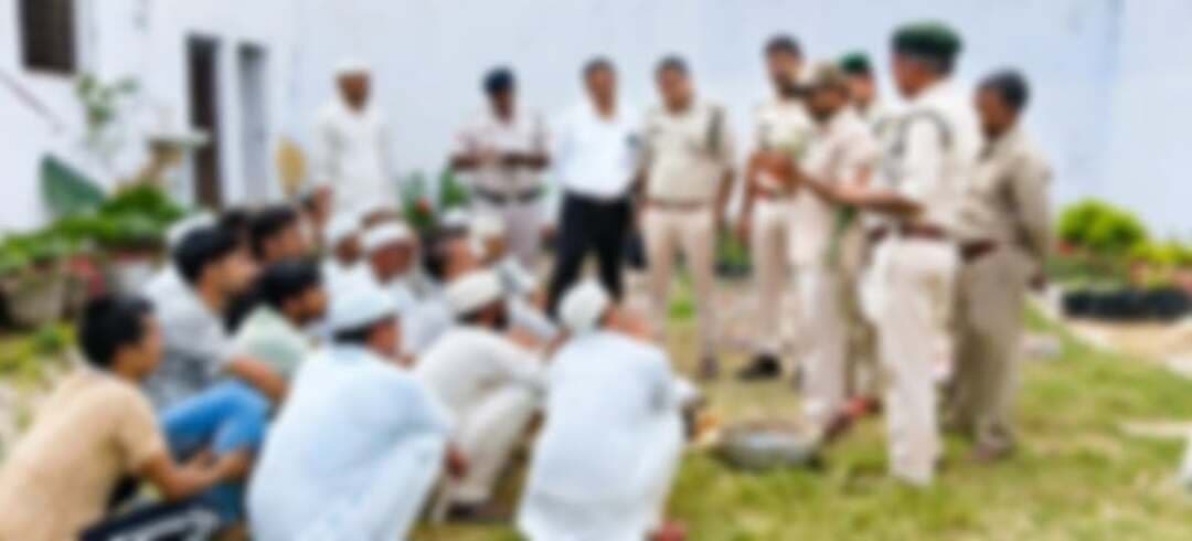 जिला जेल मुरैना में बंदियों को दिया नर्सरी उद्योग का प्रशिक्षण
कौशल विकास के माध्यम से बंदियों के पुनर्वास एवं आत्मनिर्भरता की दिशा में पहल
जिला जेल मुरैना में निरुद्ध बंदियों के कौशल विकास, सुधार एवं पुनर्वास के उद्देश्य से संचालित नर्सरी उद्योग के अंतर्गत सामाजिक वानिकी विभाग द्वारा प्रशिक्षण कार्यक्रम आयोजित किया गया। प्रशिक्षण में 11 दंडित एवं 7 विचाराधीन बंदियों को नर्सरी की स्थापना, पौध तैयार करने तथा नर्सरी प्रबंधन की तकनीकों का व्यावहारिक प्रशिक्षण प्रदान किया गया।
प्रशिक्षण कार्यक्रम में वन विस्तार अधिकारी मुरैना श्रीकांत भारद्वाज एवं वन विस्तार अधिकारी दतिया श्री विवेक सिंह के नेतृत्व में वनरक्षक श्री बंटी सिंह, श्री निर्मल ओझा तथा तकनीकी विशेषज्ञ श्री नरेश श्रीवास ने बंदियों को पौध तैयार करने, पौधरोपण के लिए थैलियों में मिट्टी भरने, बीज बोने, पॉटिंग मिश्रण तैयार करने और वर्मी कम्पोस्ट बनाने की विधियों की जानकारी दी। साथ ही नर्सरी की स्थापना, पौधों की देखभाल एवं समुचित प्रबंधन से संबंधित तकनीकी पहलुओं को भी समझाया गया।
प्रशिक्षकों ने बताया कि नर्सरी उद्योग कम लागत में प्रारंभ किया जा सकने वाला आजीविका का एक उपयोगी साधन है। बाजार में पौधों की मांग को देखते हुए इस क्षेत्र में स्वरोजगार की अच्छी संभावनाएं हैं। नर्सरी व्यवसाय के माध्यम से पर्यावरण संरक्षण को बढ़ावा देने के साथ आर्थिक आत्मनिर्भरता भी हासिल की जा सकती है।
प्रशिक्षण कार्यक्रम का मुख्य उद्देश्य बंदियों को व्यावहारिक एवं रोजगारपरक कौशल प्रदान करना है, ताकि वे जेल से बाहर आने के बाद आजीविका के साधन विकसित कर सकें और समाज की मुख्यधारा से जुड़कर सम्मानजनक जीवन व्यतीत करने की दिशा में आगे बढ़ सकें। कार्यक्रम में उप जेल अधीक्षक श्री सुनीत कुमार शर्मा एवं प्रहरी श्री अशोक कुमार बामौतिया भी उपस्थित रहे।
#morena2026 #Morena #MadhyaPradesh Jansampark Madhya Pradesh
