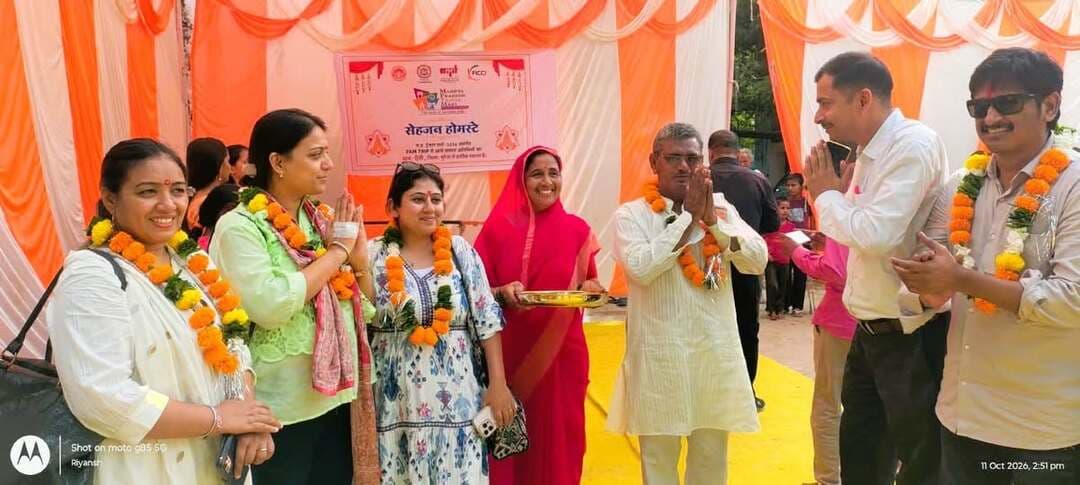 मध्यप्रदेश ट्रैवल मार्ट-2026 से ग्वालियर-चंबल अंचल के पर्यटन को मिली नई पहचान
ग्वालियर के ऐतिहासिक किले से मुरैना के बटेश्वर, पढ़ावली और मितावली तक पहुंचे पर्यटन प्रतिनिधि
सहजन होमस्टे में ग्रामीण व्यंजनों का लिया स्वाद, माटी कला, दरी निर्माण और लोकगीतों के माध्यम से जाना चंबल का सांस्कृतिक वैभव
मध्यप्रदेश को राष्ट्रीय एवं अंतरराष्ट्रीय पर्यटन मानचित्र पर विशिष्ट पहचान दिलाने के उद्देश्य से मध्यप्रदेश पर्यटन बोर्ड द्वारा 7 से 10 अक्टूबर 2026 तक भोपाल में मध्यप्रदेश ट्रैवल मार्ट-2026 का आयोजन किया गया। इसके अंतर्गत देश-विदेश से आए पर्यटन प्रतिनिधियों के लिए प्रदेश के प्रमुख पर्यटन स्थलों की परिचयात्मक यात्राएं आयोजित की गईं। इसी क्रम में पर्यटन प्रतिनिधियों के एक दल ने ग्वालियर-चंबल अंचल का भ्रमण कर यहां की ऐतिहासिक धरोहरों, समृद्ध सांस्कृतिक परंपराओं और ग्रामीण पर्यटन की संभावनाओं का अनुभव प्राप्त किया।
ग्वालियर की ऐतिहासिक विरासत से बटेश्वर के प्राचीन मंदिरों तक किया भ्रमण
पर्यटन प्रतिनिधियों के दल में गुजरात के अहमदाबाद, महाराष्ट्र के मुंबई एवं ठाणे, आंध्र प्रदेश के विशाखापट्टनम तथा दिल्ली से आए प्रतिनिधि शामिल थे। दल ने ग्वालियर किले सहित प्रमुख ऐतिहासिक स्थलों का भ्रमण किया। इसके पश्चात मुरैना जिले के बटेश्वर, पढ़ावली और मितावली पहुंचकर प्राचीन मंदिरों एवं ऐतिहासिक धरोहरों का अवलोकन किया। इस दौरान प्रतिनिधियों ने चंबल अंचल की गौरवशाली ऐतिहासिक विरासत, स्थापत्य कला और सांस्कृतिक विविधता को निकट से जाना।
ग्रामीण होमस्टे में पारंपरिक आतिथ्य और स्थानीय व्यंजनों का लिया आनंद
मध्यप्रदेश पर्यटन बोर्ड एवं रागिनी फाउंडेशन के सहयोग से मुरैना जिले के ग्राम रिठोराकलां, ऐंती और मितावली में 18 ग्रामीण होमस्टे विकसित किए गए हैं। ये होमस्टे ग्रामीण पर्यटन को प्रोत्साहित करने के साथ ही स्थानीय परिवारों के लिए रोजगार एवं आय के नए अवसर सृजित करने में भी महत्वपूर्ण भूमिका निभा रहे हैं।
ग्राम ऐंती स्थित सहजन होमस्टे में पर्यटन प्रतिनिधियों का पारंपरिक ग्रामीण आतिथ्य के साथ स्वागत किया गया। प्रतिनिधियों ने ग्रामीण परिवारों के साथ बैठकर स्थानीय व्यंजनों का स्वाद लिया तथा खेती-किसानी, पारंपरिक खान-पान, रीति-रिवाजों और ग्रामीण जीवनशैली के बारे में जानकारी प्राप्त की। इस अनुभव के माध्यम से उन्हें ग्रामीण परिवेश में स्थानीय संस्कृति और परंपराओं से जुड़ने का अवसर मिला।
माटी कला, दरी निर्माण और लोकगीतों के माध्यम से जाना चंबल का सांस्कृतिक वैभव
ग्रामीण जीवन और स्थानीय कला-संस्कृति से परिचित कराने के उद्देश्य से आयोजित गतिविधियों में पर्यटन प्रतिनिधियों ने उत्साहपूर्वक सहभागिता की। उन्होंने स्थानीय कारीगरों से माटी कला एवं दरी निर्माण की पारंपरिक तकनीकों की जानकारी प्राप्त की और स्वयं भी इन कलाओं को आजमाया। वहीं, स्थानीय लोक कलाकारों की प्रस्तुतियों के माध्यम से प्रतिनिधियों को चंबल अंचल की समृद्ध लोक संस्कृति, लोकगीतों और पारंपरिक कलाओं को करीब से जानने का अवसर मिला। इन गतिविधियों ने ग्रामीण पर्यटन के अनुभव को अधिक जीवंत और आकर्षक बनाया।
राष्ट्रीय एवं अंतरराष्ट्रीय पर्यटन बाजार से जुड़ेंगे स्थानीय उत्पाद और ग्रामीण पर्यटन
ग्वालियर-चंबल अंचल की इस परिचयात्मक यात्रा से क्षेत्र के ऐतिहासिक पर्यटन स्थलों, ग्रामीण होमस्टे, पारंपरिक खान-पान और हस्तशिल्प को राष्ट्रीय एवं अंतरराष्ट्रीय पर्यटन बाजार से जोड़ने की संभावनाओं को बल मिला है। ऐसे प्रयासों से क्षेत्र में पर्यटकों की आवाजाही बढ़ाने, स्थानीय कारीगरों एवं महिला स्व-सहायता समूहों के उत्पादों को व्यापक बाजार उपलब्ध कराने तथा ग्रामीण परिवारों के लिए रोजगार और आय के नए अवसर विकसित करने में सहायता मिलेगी।
ग्वालियर की ऐतिहासिक विरासत, मुरैना के प्राचीन मंदिरों, ग्रामीण आतिथ्य, पारंपरिक कलाओं और लोक संस्कृति का समन्वित पर्यटन अनुभव ग्वालियर-चंबल अंचल को एक विशिष्ट पर्यटन गंतव्य के रूप में स्थापित करने की दिशा में महत्वपूर्ण साबित हो सकता है। मध्यप्रदेश ट्रैवल मार्ट-2026 के माध्यम से क्षेत्र की पर्यटन संभावनाओं को देश-विदेश के प्रतिनिधियों के समक्ष प्रस्तुत करने का अवसर मिला है, जिससे भविष्य में यहां पर्यटन गतिविधियों के विस्तार और स्थानीय स्तर पर आर्थिक अवसरों के सृजन की संभावनाएं मजबूत होंगी।
#tourism #JansamparkMP #morena2026 #Morena Jansampark Madhya Pradesh