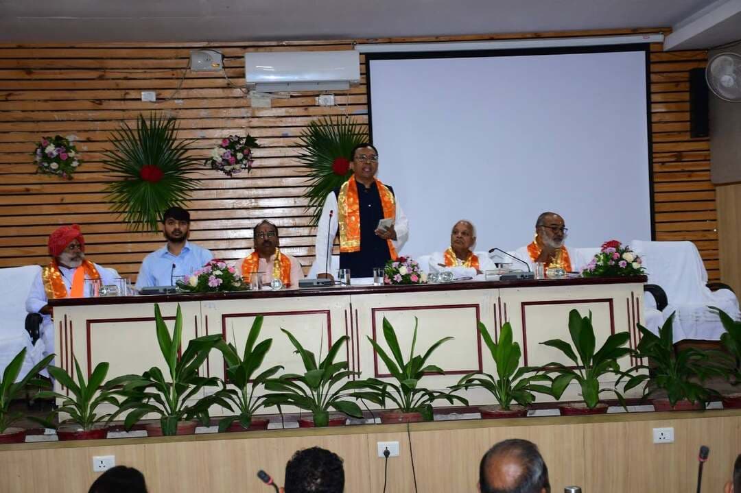 दलगत राजनीति से ऊपर उठकर शहरहित में कार्य करूंगा: महापौर पारस सिंघवी
नगर निगम की पहली बोर्ड बैठक में आठ सूत्रीय विकास कार्यक्रम पेश, 6 चारपहिया वाहन खरीदने का प्रस्ताव सर्वसम्मति से पारित
उदयपुर। नगर निगम उदयपुर के नवनिर्वाचित बोर्ड की पहली बैठक बुधवार को महापौर पारस सिंघवी की अध्यक्षता में आयोजित हुई। बैठक में शहर के विकास, स्वच्छता, झील संरक्षण, यातायात एवं आगामी दशहरा-दीपावली मेले की व्यवस्थाओं पर चर्चा की गई।
महापौर पारस सिंघवी ने आठ सूत्रीय विकास कार्यक्रम प्रस्तुत करते हुए कहा कि वे दलगत राजनीति से ऊपर उठकर सभी पार्षदों को साथ लेकर शहरहित में कार्य करेंगे। उन्होंने अधिकारियों को पार्षदों के जनहित से जुड़े कार्य प्राथमिकता से करने के निर्देश दिए।
बैठक में निगम की कार्यव्यवस्था सुचारू बनाने के लिए छह चारपहिया वाहन खरीदने का प्रस्ताव सर्वसम्मति से पारित किया गया। वहीं, दशहरा-दीपावली मेले की संपूर्ण जिम्मेदारी वरिष्ठ पार्षद प्रमोद सामर को सौंपी गई।
सांसद डॉ. मन्नालाल रावत, विधायक ताराचंद जैन और फूल सिंह मीणा ने शहर के विकास में पूर्ण सहयोग का आश्वासन दिया। बैठक में उपमहापौर दिनेश भट्ट, आयुक्त अभिषेक खन्ना सहित सभी पार्षद एवं अधिकारी उपस्थित रहे।
खबर को अखबारी शैली में कसें