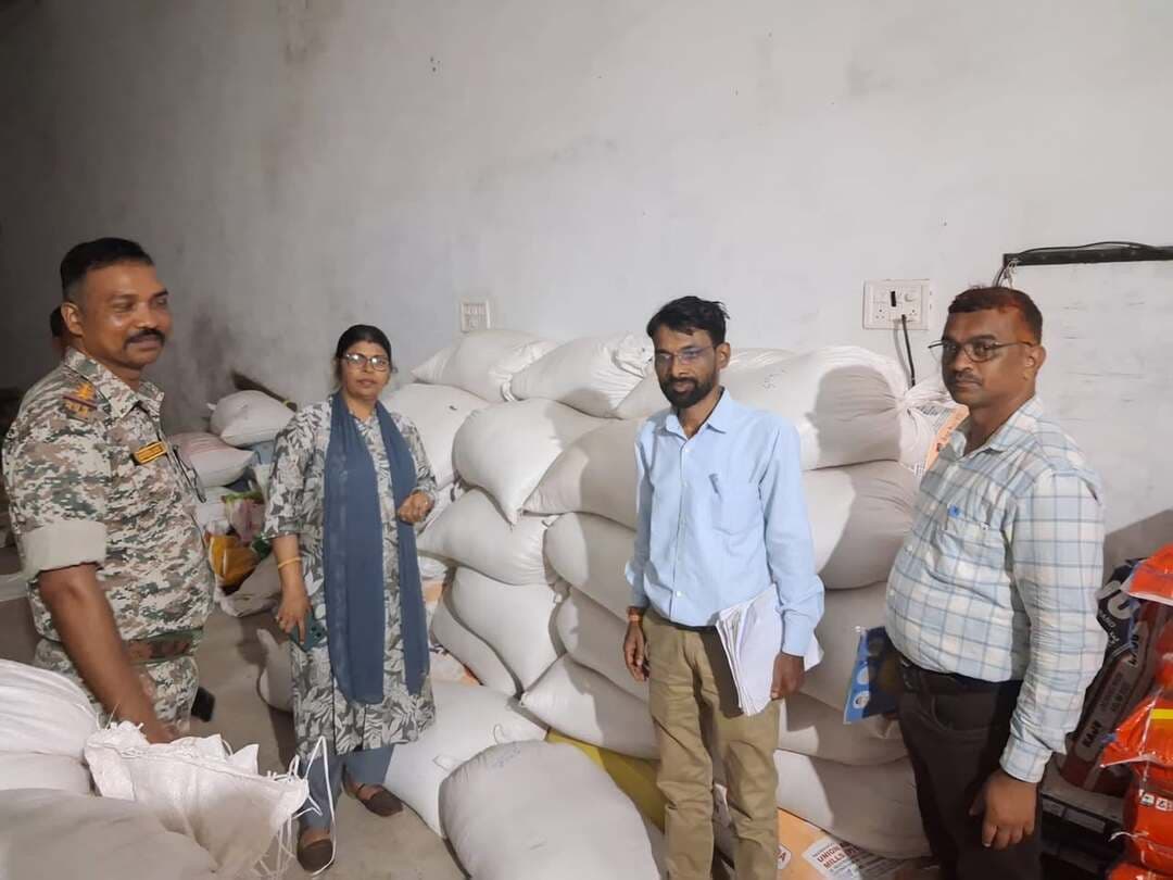 #बालाघाट
भरवेली में पीडीएस चावल की अवैध बिक्री का खुलासा, सतनाम ट्रेडर्स से 44 बोरी चावल जब्त
एसडीएम बालाघाट श्री गोपाल सोनी के निर्देश पर प्रशासन, खाद्य विभाग एवं पुलिस की संयुक्त टीम ने 14 अक्टूबर को सार्वजनिक वितरण प्रणाली (पीडीएस) के चावल की अवैध बिक्री के मामले में कार्रवाई की। जांच के दौरान शासकीय उचित मूल्य दुकान भरवेली (शक्ति कुंज) से सतनाम ट्रेडर्स, मानेगांव को 14 बोरी फोर्टिफाइड चावल बेचते हुए पकड़ा गया।
जिला आपूर्ति अधिकारी श्री संत कुमार भलावी ने बताया कि कार्रवाई के दौरान जांच टीम ने सतनाम ट्रेडर्स, मानेगांव में भी जांच की, जहां 44 बोरी फोर्टिफाइड पीडीएस चावल मिला। टीम ने उक्त चावल जब्त कर लिया है और मामले में आगे की कार्रवाई की जा रही है। यह कार्रवाई नायब तहसीलदार श्रीमती मंजुला महोबिया, सहायक आपूर्ति अधिकारी श्री पहल सिंह वलाडी एवं थाना प्रभारी भरवेली की संयुक्त टीम द्वारा की गई।
प्रकरण में सतनाम ट्रेडर्स, मानेगांव के रविंद्र कुमार लिल्हारे, शासकीय उचित मूल्य दुकान भरवेली (शक्ति कुंज) के प्रबंधक लोकचंद गौतम तथा सह-विक्रेता योगेश जैतवार के विरुद्ध कार्रवाई की जा रही है। प्रशासन द्वारा सार्वजनिक वितरण प्रणाली के अंतर्गत वितरित किए जाने वाले खाद्यान्न की अवैध बिक्री एवं अनियमितताओं पर निगरानी रखी जा रही है। मामले में जांच के आधार पर आगे की कार्रवाई की जाएगी।
#CMMadhyaPradesh #JansamparkMP #foodsuppliesmp