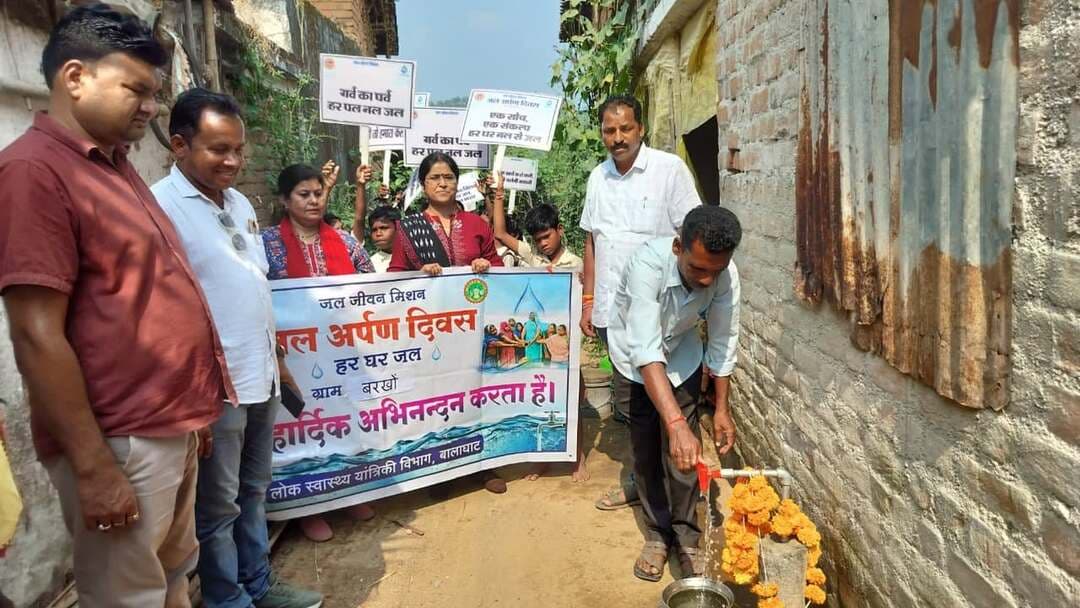 #बालाघाट
ग्राम बरखो में मनाया जल अर्पण दिवस, नल-जल योजना ग्राम पंचायत को सौंपी
जल संरक्षण का लिया संकल्प, रंगोली, जल वंदना और जल परीक्षण सहित हुईं जागरूकता गतिविधियां
बालाघाट विकासखंड की ग्राम पंचायत मोहगांव (माल) के ग्राम बरखो में बुधवार को जल अर्पण दिवस मनाया गया। इस अवसर पर जल जीवन मिशन के अंतर्गत निर्मित नल-जल योजना विधिवत रूप से ग्राम पंचायत को हस्तांतरित की गई। योजना के शुरू होने से ग्रामीणों को घर-घर शुद्ध पेयजल उपलब्ध कराने में मदद मिलेगी।
कार्यक्रम में लोक स्वास्थ्य यांत्रिकी विभाग की ब्लॉक समन्वयक रानी सिंह राजपूत एवं शीतल मिश्रा, ग्राम पंचायत सरपंच श्री सरदार सिंह परते, उपसरपंच श्री सुनील गोवारीकर, सचिव श्री धर्मेंद्र बिसेन, सहायक सचिव श्री बलराम गोवारीकर सहित पंचगण, शिक्षक-शिक्षिकाएं, आंगनवाड़ी एवं आशा कार्यकर्ता, स्कूली छात्र-छात्राएं तथा बड़ी संख्या में ग्रामीण उपस्थित रहे।
ग्रामीणों को मिलेगा घर-घर शुद्ध पेयजल
नल-जल योजना का उद्देश्य गांव के प्रत्येक घर तक स्वच्छ एवं सुरक्षित पेयजल पहुंचाना है। योजना के हस्तांतरण के दौरान विभागीय अधिकारियों ने पंचायत प्रतिनिधियों को इसके संचालन, रखरखाव एवं तकनीकी पहलुओं की जानकारी दी, ताकि योजना का सुचारू संचालन सुनिश्चित किया जा सके। इससे पानी के लिए दूरस्थ स्रोतों पर निर्भर रहने वाले ग्रामीणों, विशेषकर महिलाओं को राहत मिलने की उम्मीद है।
जल संरक्षण के प्रति किया जागरूक
जल अर्पण दिवस के अवसर पर गांव में रंगोली सज्जा, जल शृंगार, जल वंदना, प्रभात फेरी एवं जनजागरूकता संबंधी गतिविधियां आयोजित की गईं। एफटीके किट के माध्यम से पेयजल का परीक्षण भी किया गया। ग्रामीणों को पानी की बर्बादी रोकने, जल स्रोतों को संरक्षित करने तथा पेयजल की गुणवत्ता बनाए रखने के प्रति जागरूक किया गया।
कार्यक्रम में पंचायत प्रतिनिधियों एवं ग्रामीणों ने नल-जल योजना के जिम्मेदारीपूर्वक संचालन और जल संरक्षण में सक्रिय भागीदारी निभाने का संकल्प लिया। योजना ग्राम पंचायत को सौंपे जाने से ग्राम बरखो में उत्साह का माहौल रहा।
#CMMadhyaPradesh #JansamparkMP
#JalArpanDiwas #JalJeevanMission #minphemp