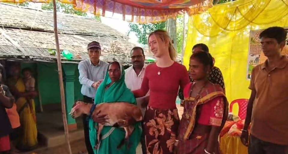 प्रेस बयान
विषय: सोशल मीडिया पर वायरल वीडियो में UK से आई युवती एवं भागलपुर के युवक के संबंध में प्रसारित कथित भ्रामक जानकारी के संबंध में।
SATHEE (Society for Advancement in Tribes, Health, Education and Environment) के संज्ञान में आया है कि सोशल मीडिया पर एक वीडियो वायरल किया जा रहा है, जिसमें UK से आई एक युवती को भागलपुर के एक युवक के साथ जोड़कर उनकी कथित प्रेम कहानी के संबंध में बातें कही जा रही हैं।
संस्था स्पष्ट करना चाहती है कि वायरल वीडियो में प्रस्तुत की जा रही यह कथित प्रेम कहानी पूरी तरह भ्रामक और तथ्यहीन है। संबंधित युवती बिहार एवं झारखंड में स्वास्थ्य व्यवस्था, शिक्षा, पोषण एवं अन्य सामाजिक विषयों के संबंध में अध्ययन एवं जानकारी प्राप्त करने के उद्देश्य से समय-समय पर आती रही हैं।
UK से आए प्रतिनिधियों का बिहार एवं झारखंड दौरा किसी व्यक्तिगत संबंध या कथित प्रेम प्रसंग से संबंधित नहीं था, बल्कि सामाजिक एवं स्वास्थ्य व्यवस्था से जुड़े विषयों को समझने और जमीनी स्तर की जानकारी प्राप्त करने के उद्देश्य से था।
संस्था सोशल मीडिया पर प्रसारित किसी भी अपुष्ट जानकारी के आधार पर किसी व्यक्ति की व्यक्तिगत छवि प्रभावित करने को उचित नहीं मानती। हम सभी से अपील करते हैं कि किसी भी वीडियो या दावे को सत्यापित किए बिना उसे आगे प्रसारित न करें।
SATHEE का उद्देश्य केवल वास्तविक तथ्यों को स्पष्ट करना और सोशल मीडिया पर उत्पन्न भ्रम को दूर करना है। संस्था निष्पक्ष एवं जिम्मेदार पत्रकारिता तथा तथ्य-आधारित जानकारी के प्रसार का समर्थन करती है।