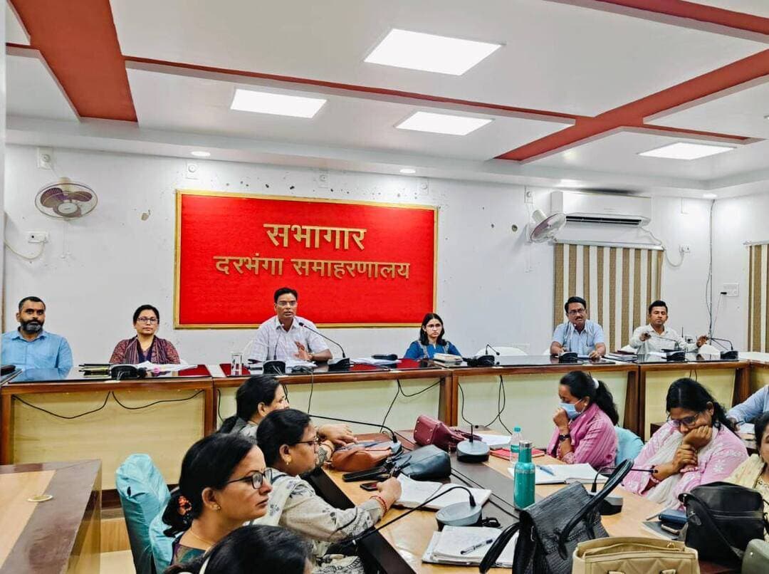 *बिहार विधान परिषद शिक्षक एवं स्नातक निर्वाचन की तैयारियों को लेकर जिलाधिकारी ने की समीक्षा*
*मतदान केंद्रों पर सभी आवश्यक व्यवस्थाएं सुनिश्चित करने का निर्देश*
*23 अक्टूबर को होगा मतदान, मतदान केंद्रों पर दीवार लेखन, वीडियोग्राफी एवं मतपेटिका को सुरक्षित स्ट्रांग रूम तक पहुंचाने की व्यवस्था सुनिश्चित करने का निर्देश*
*पीएम सूर्य घर मुफ्त बिजली योजना के तहत सभी प्रखंडों में शिविर लगाकर अधिकाधिक लाभुकों एवं कर्मियों का आवेदन जनरेट कराने का निर्देश*
दरभंगा, 14 अक्टूबर 2026:-
जिलाधिकारी, दरभंगा श्री कौशल कुमार की अध्यक्षता में आज वीडियो कॉन्फ्रेंसिंग के माध्यम से बिहार विधान परिषद शिक्षक एवं स्नातक निर्वाचन-2026 की तैयारियों तथा पीएम सूर्य घर मुफ्त बिजली योजना के क्रियान्वयन की प्रगति को लेकर समीक्षा बैठक आयोजित की गई।
बैठक में जिलाधिकारी ने संबंधित पदाधिकारियों को दोनों कार्यों को प्राथमिकता के आधार पर निर्धारित समय-सीमा के भीतर पूरा करने के निर्देश दिए।
बैठक में जिलाधिकारी ने सभी प्रखंड विकास पदाधिकारियों एवं अंचल अधिकारियों को निर्देश दिया कि बिहार विधान परिषद शिक्षक एवं स्नातक निर्वाचन के तहत आगामी 23 अक्टूबर 2026 को होने वाले मतदान को लेकर सभी आवश्यक तैयारियां समय रहते पूर्ण कर ली जाएं।
उन्होंने बताया कि मतदान केंद्र प्रखंड कार्यालयों में बनाए गए हैं। इसलिए संबंधित पदाधिकारी मतदान केंद्रों पर आवश्यक व्यवस्था सुनिश्चित करें, ताकि मतदान प्रक्रिया सुचारू, व्यवस्थित एवं पारदर्शी तरीके से संपन्न हो सके।
जिलाधिकारी ने सभी प्रखंड विकास पदाधिकारियों को मतदान केंद्रों पर दीवार लेखन कराने तथा स्नातक एवं शिक्षक निर्वाचन से संबंधित मतदान केंद्र संख्या स्पष्ट रूप से अंकित कराने का निर्देश दिया।
उन्होंने कहा कि मतदान केंद्रों पर पहचान एवं आवश्यक सूचना से संबंधित अंकन इस प्रकार किया जाए, जिससे मतदान के दिन मतदाताओं एवं मतदान कार्य में लगे कर्मियों को किसी प्रकार की असुविधा न हो।
मतदान के दिन मतदान कक्ष में मोबाइल फोन लेकर मतदाता अंदर नहीं जाएंगे। मोबाइल फोन जमा रखने हेतु कर्मी की प्रतिनियुक्ति करने का निर्देश दिया।
उन्होंने मतदान के दिन पूरी मतदान प्रक्रिया की वीडियोग्राफी कराने के लिए आवश्यक व्यवस्था सुनिश्चित करने तथा इसके लिए प्रत्येक संबंधित मतदान केंद्र पर वीडियोग्राफर की उपलब्धता सुनिश्चित करने का निर्देश दिया।
साथ ही मतदान से संबंधित सभी आवश्यक दस्तावेजों एवं प्रपत्रों को निर्धारित प्रक्रिया के अनुसार मतदान केंद्र पर ही पूर्ण रूप से भरने और मतदान समाप्ति के बाद मतपेटिका सहित सभी संबंधित सामग्रियों को सुरक्षित रूप से स्ट्रांग रूम में जमा कराने की व्यवस्था सुनिश्चित करने को कहा।
जिलाधिकारी ने सभी संबंधित पदाधिकारियों को मतदान केंद्र से स्ट्रांग रूम तक का रूट मैप पहले से तैयार कर लेने का निर्देश दिया, ताकि मतदान समाप्ति के बाद मतपेटिका को सुरक्षित एवं व्यवस्थित तरीके से निर्धारित स्थान तक पहुंचाया जा सके। उन्होंने निर्वाचन से जुड़े सभी कार्यों में निर्धारित दिशा-निर्देशों का अक्षरशः अनुपालन सुनिश्चित करने पर बल दिया।
बैठक के दूसरे चरण में जिलाधिकारी ने पीएम सूर्य घर मुफ्त बिजली योजना की प्रगति की समीक्षा की। उन्होंने विद्युत विभाग के अभियंताओं को निर्देश दिया कि जिले के सभी प्रखंडों में शिविर आयोजित कर योजना के तहत पात्र लाभुकों के आवेदन जनरेट कराने की कार्रवाई में तेजी लाई जाए।
उन्होंने कहा कि शिविरों के माध्यम से अधिकाधिक लोगों को योजना से जोड़ने तथा आवेदन की प्रक्रिया को सरल एवं सुलभ बनाने की दिशा में प्रभावी पहल की जाए।
जिलाधिकारी ने विशेष रूप से जिला एवं प्रखंड स्तर पर कार्यरत सभी कर्मियों का भी योजना के तहत आवेदन जनरेट कराने का निर्देश दिया।
उन्होंने शिक्षा विभाग, कल्याण विभाग, स्वास्थ्य विभाग, पंचायती राज विभाग सहित अन्य संबंधित विभागों के कर्मियों को इस अभियान से जोड़ते हुए उनके आवेदन जनरेट कराने की कार्रवाई सुनिश्चित करने को कहा।
उन्होंने संबंधित पदाधिकारियों को आपसी समन्वय के साथ कार्य करने तथा सभी प्रखंडों में शिविरों के आयोजन एवं आवेदन जनरेशन की प्रगति पर सतत निगरानी रखने का निर्देश दिया।
जिलाधिकारी ने कहा कि योजना के व्यापक प्रचार-प्रसार और निर्धारित प्रक्रिया के अनुसार आवेदन जनरेट कराने के लिए सभी संबंधित विभाग सक्रिय भूमिका निभाएं।
बैठक में सहायक समाहर्ता श्रीमती कल्पना रावत, उप निर्वाचन पदाधिकारी श्री सुरेश कुमार, जिला पंचायती राज पदाधिकारी श्री पवन कुमार यादव, जिला प्रोग्राम पदाधिकारी (आईसीडीएस) श्रीमती चांदनी सिंह सहित अन्य संबंधित पदाधिकारी एवं कर्मी वीडियो कॉन्फ्रेंसिंग के माध्यम से उपस्थित रहे।
जिलाधिकारी ने सभी संबंधित पदाधिकारियों को निर्देश दिया कि निर्वाचन संबंधी तैयारियों एवं पीएम सूर्य घर मुफ्त बिजली योजना के क्रियान्वयन में किसी भी स्तर पर शिथिलता नहीं बरती जाए तथा सभी कार्यों को समयबद्ध ढंग से पूर्ण किया जाए।
#BiharSarkar
#CMBihar
#SamratChoudhary
#CMSamrat
#MukhyamantriBihar