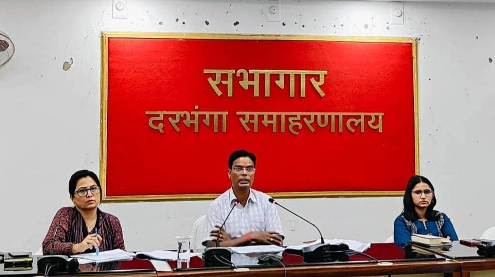 *डीएम की अध्यक्षता में आईसीडीएस योजनाओं की हुई समीक्षा बैठक*
*सीडीपीओ, प्रखंड समन्वयक एवं महिला पर्यवेक्षिकाओं को दिए गए आवश्यक निर्देश*
दरभंगा, 14 अक्टूबर 2026:-जिला पदाधिकारी श्री कौशल कुमार की अध्यक्षता में अम्बेडकर सभागार में समेकित बाल विकास सेवाएँ (ICDS) के अंतर्गत संचालित विभिन्न योजनाओं एवं कार्यक्रमों की प्रगति की समीक्षा हेतु बैठक आयोजित की गई।
बैठक में सभी बाल विकास परियोजना पदाधिकारी (CDPO), प्रखंड समन्वयक (BC) एवं महिला पर्यवेक्षिकाओं (LS) के कार्यों की समीक्षा की गई।
बैठक के दौरान प्रधानमंत्री मातृ वंदना योजना (PMMVY), आभा आईडी (आभा आईडी), टेक होम राशन (टी एच आर) एवं आंगनबाड़ी केंद्रों के कायाकल्प से संबंधित कार्यों की विस्तृत समीक्षा की गई।
जिला पदाधिकारी ने संबंधित पदाधिकारियों एवं कर्मियों को निर्देश दिया कि सभी योजनाओं का क्रियान्वयन निर्धारित लक्ष्य के अनुरूप एवं समयबद्ध तरीके से सुनिश्चित किया जाए।
प्रधानमंत्री मातृ वंदना योजना के अंतर्गत पात्र लाभार्थियों का पंजीकरण कर लंबित आवेदनों का नियमानुसार निष्पादन सुनिश्चित किया जाए। साथ ही, बच्चों एवं पात्र लाभार्थियों की आभा आईडी बनाने के कार्य में तेजी लाते हुए निर्धारित लक्ष्य की प्राप्ति की जाए।
टीएचआर वितरण की समीक्षा करते हुए पात्र लाभार्थियों को नियमानुसार ससमय पोषाहार उपलब्ध कराने तथा वितरण प्रक्रिया में पारदर्शिता बनाए रखने का निर्देश दिया गया। वहीं, आंगनबाड़ी केंद्रों के कायाकल्प के अंतर्गत स्वच्छता, पेयजल, शौचालय, भवन की स्थिति एवं अन्य आवश्यक आधारभूत सुविधाओं की उपलब्धता सुनिश्चित करने पर जोर दिया गया।
जिला पदाधिकारी ने सभी प्रखंड बाल विकास परियोजना पदाधिकारी, प्रखंड समन्वयकों एवं महिला पर्यवेक्षिकाओं को अपने-अपने क्षेत्र में नियमित निरीक्षण एवं अनुश्रवण करने, लंबित कार्यों को निर्धारित समय-सीमा में पूर्ण करने तथा कार्यों की प्रगति की नियमित समीक्षा करने का निर्देश दिया।
उन्होंने कहा कि सभी संबंधित पदाधिकारी आपसी समन्वय स्थापित कर योजनाओं का प्रभावी क्रियान्वयन सुनिश्चित करें,ताकि पात्र लाभार्थियों को समय पर योजनाओं का लाभ मिल सके।
बैठक में सहायक समाहर्ता कल्पना रावत, जिला प्रोग्राम पदाधिकारी आईसीडीएस श्रीमती चांदनी सिंह एवं अन्य पदाधिकारी गण उपस्थित थे।
#BiharSarkar
#CMBihar
#SamratChoudhary
#CMSamrat
#MukhyamantriBihar