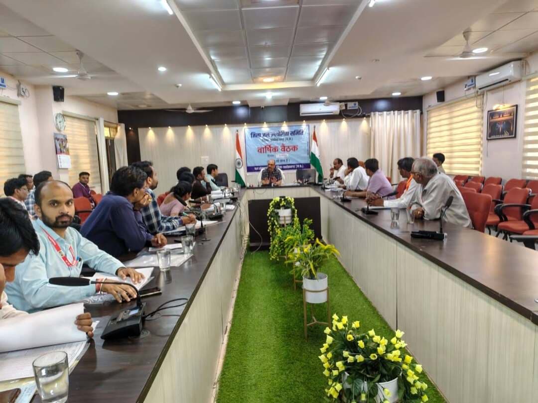 कलेक्टर की अध्यक्षता में जिला जल उपयोगिता समिति की बैठक आयोजित
--
कलेक्टर श्री साकेत मालवीय की अध्यक्षता में बुधवार को कलेक्ट्रेट सभाकक्ष में जिला जल उपयोगिता समिति की बैठक आयोजित की गई।
बैठक में नगरपालिका अध्यक्ष श्री नीरज मनोरिया, सांसद प्रतिनिधि श्री हरिसिंह रघुवंशी,कार्यपालन यंत्री जल संसाधन श्री मयंक स्वर्णकार, सहित समिति के अशासकीय सदस्य एवं संबंधित विभागों के जिला अधिकारी उपस्थित थे।
बैठक में रबी सिंचाई वर्ष 2026-27 के लिए जल संसाधन संभाग अशोकनगर अंतर्गत जिले में संचालित जल संरचनाओं की जल भराव क्षमता अनुसार वर्ष 2026-27 में रबी फसल सिंचाई के लिए जल उपयोग सुनिश्चित करने एवं जल वितरण में आने वाली समस्याओं, उनके निराकरण एवं राजस्व वसूली पर चर्चा की गई। सिंचाई जलाशयों में उपलब्ध जल की मात्रा के अनुसार रबी सिंचाई के लक्ष्य का अनुमोदन।रबी सिंचाई प्रारंभ करने एवं नहरों को खोलने की संभावित तारीख का निर्धारण एवं संचालन। अमाही तालाब से नगरपालिका अशोकनगर को प्रदाय पेयजल का निर्धारण। फसलों का चुनाव एवं पानी का उपयोग। सिंचाई प्रणाली की कमियों / सुधार को दूर कर पानी का समुचित उपयोग करना।सिंचाई राजस्व वसूली के सबंध में चर्चा। मत्स्य विभाग को सिंचाई विभाग के तालाबों के मत्स्यपालक पट्टाधारियों / समितियों की सूची विभाग को उपलब्ध कराने।एम.पी.ई.बी. कार्यालय, विभिन्न बैंकों, रजिस्टार कार्यालय एवं शस्त्र लायसेंस कार्यालय द्वारा जल संसाधन विभाग से अनापत्ति प्रमाण-पत्र लिये जाने पर विस्तार से चर्चा कर आवश्यक निर्देश दिए गए।
बैठक में जिले के अमाही तालाब से शहर की पेयजल आपूर्ति हेतु नगरपालिका अध्यक्ष की मांग अनुसार पर्याप्त (5.32 एम.सी.एम.) जल संरक्षित किए जाने का निर्णय लिया गया ताकि अल्पवर्षा की स्थिति के दृष्टिगत पेयजल की कमी न हो। बैठक में निर्देशित किया गया कि अल्पवर्षा की स्थिति के मद्देनजर जल संसाधन विभाग एवं कृषि विभाग के विशेषज्ञ आपसी सहमति से किसानों के हित में रबी फसल की बुआई हेतु अनुकूल फसलों का चयन करने हेतु सलाह (एडवायजरी) जारी करेंगे। साथ ही यह निर्णय लिया गया कि अमाही तालाब से संरक्षित पेयजल के अलावा किसानों को सिंचाई हेतु एक पानी (पलेवा) 200 हेक्टेयर रकबा के लिए नहर में छोड़ा जावेगा। रबी सिंचाई हेतु नहरों को माह नवम्बर प्रथम सप्ताह से खुलवाए जाने का निर्णय लिया गया। जिससे रबी सिंचाई 2026-27 समय पर संचालित की जा सके। केशोपुर तालाब (डूब क्षेत्र) के जल का समुचित उपयोग किया जावे। जिससे जल की बर्बादी न हो।
#ashoknagar