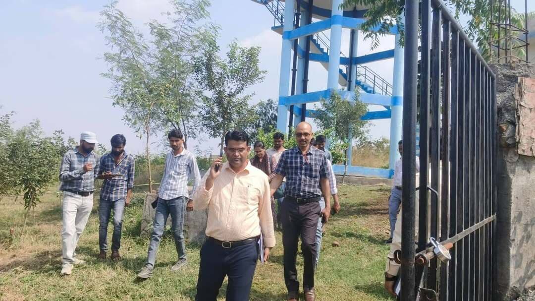 कलेक्टर ने शाढ़ौरा में जल शोधन संयंत्र का किया निरीक्षण
पेयजल पाइपलाइन लीकेज की मरम्मत के दिए निर्देश
--
कलेक्टर श्री साकेत मालवीय ने बुधवार को नगर परिषद शाढ़ौरा स्थित जल शोधन संयंत्र (WTP) का निरीक्षण कर पेयजल शोधन एवं आपूर्ति व्यवस्था का जायजा लिया। इस दौरान उन्होंने संबंधित अधिकारियों को पेयजल व्यवस्था सुचारु बनाए रखने तथा नागरिकों को नियमित रूप से स्वच्छ पेयजल उपलब्ध कराने के निर्देश दिए।
निरीक्षण के दौरान कलेक्टर ने जल शोधन संयंत्र में उपलब्ध व्यवस्थाओं का अवलोकन किया तथा संयंत्र से संबंधित आवश्यक रजिस्टरों का नियमित संधारण एवं अद्यतन रखने के निर्देश दिए। उन्होंने कहा कि पेयजल आपूर्ति व्यवस्था की सतत निगरानी की जाए, ताकि नागरिकों को स्वच्छ पेयजल उपलब्ध कराने में किसी प्रकार की परेशानी न हो।
कलेक्टर ने नगर के विभिन्न स्थानों पर पेयजल पाइपलाइन में हो रहे लीकेज का निरीक्षण किया तथा संबंधित अधिकारियों को मौके पर ही लीकेज की मरम्मत कराने के निर्देश दिए। उन्होंने पेयजल की बर्बादी रोकने और पाइपलाइन की नियमित जांच सुनिश्चित करने पर जोर दिया। उन्होंने अधिकारियों को निर्देशित किया कि पेयजल आपूर्ति से संबंधित समस्याओं का प्राथमिकता से निराकरण किया जाए तथा जल शोधन संयंत्र और वितरण व्यवस्था का नियमित निरीक्षण कर आवश्यक सुधारात्मक कार्यवाही सुनिश्चित की जाए।
निरीक्षण के दौरान नगर परिषद शाढ़ौरा के अध्यक्ष श्री अशोक माहौर, भाजपा मंडल अध्यक्ष श्री अतुल रघुवंशी, तहसीलदार, मुख्य नगर पालिका अधिकारी, नगर परिषद के उपयंत्री तथा मध्यप्रदेश अर्बन डेवलपमेंट कंपनी (MPUDC) के उपयंत्री उपस्थित रहे।
#ashoknagar