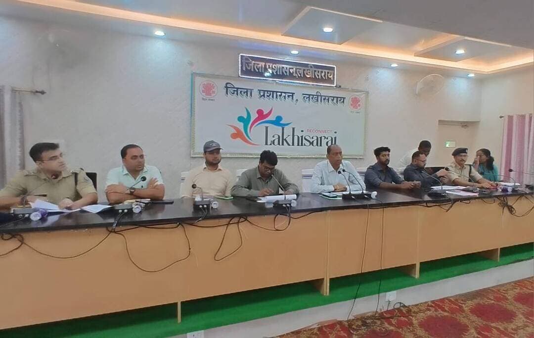 लंबित वारंट और कुर्की की कार्रवाई में तेजी लाने का निर्देश, थानों के सीसीटीवी जल्द चालू कराने पर जोर
लखीसराय। जिलाधिकारी शैलेंद्र कुमार की अध्यक्षता में बुधवार को समाहरणालय स्थित मंत्रणा कक्ष में विधि-व्यवस्था की समीक्षा बैठक एवं जिला स्तरीय निगरानी समिति की बैठक आयोजित की गई। बैठक में आपराधिक मामलों की प्रगति, लंबित गिरफ्तारी वारंट, कुर्की-जप्ती की कार्रवाई तथा अन्य महत्वपूर्ण बिंदुओं की समीक्षा की गई।
बैठक के दौरान जिलाधिकारी ने गंभीर आपराधिक मामलों में दर्ज एवं निष्पादित कांडों की स्थिति की समीक्षा करते हुए संबंधित अधिकारियों को लंबित मामलों का त्वरित निष्पादन सुनिश्चित करने का निर्देश दिया। उन्होंने फरार अभियुक्तों के विरुद्ध नियमानुसार प्रभावी कार्रवाई करने, गिरफ्तारी वारंटों का निष्पादन करने तथा कुर्की-जप्ती की कार्रवाई में तेजी लाने पर विशेष जोर दिया।
इसके अलावा रद्द किए गए शस्त्र लाइसेंस, अवैध हथियारों एवं विस्फोटकों की बरामदगी और निर्वाचन संबंधी अपराधों में दर्ज मामलों की भी समीक्षा की गई। जिलाधिकारी ने सभी संबंधित पदाधिकारियों को निर्धारित समय-सीमा के भीतर आवश्यक कार्रवाई पूरी करने तथा आपसी समन्वय के साथ विधि-व्यवस्था बनाए रखने का निर्देश दिया।
जिले के विभिन्न थानों में स्थापित सीसीटीवी कैमरों की कार्यशीलता की समीक्षा करते हुए उन्होंने बंद कैमरों को अविलंब चालू कराने और नियमित निगरानी सुनिश्चित करने को कहा। उन्होंने स्पष्ट किया कि जिले में शांति एवं विधि-व्यवस्था बनाए रखना प्रशासन की सर्वोच्च प्राथमिकता है। इसमें किसी प्रकार की लापरवाही बर्दाश्त नहीं की जाएगी।
