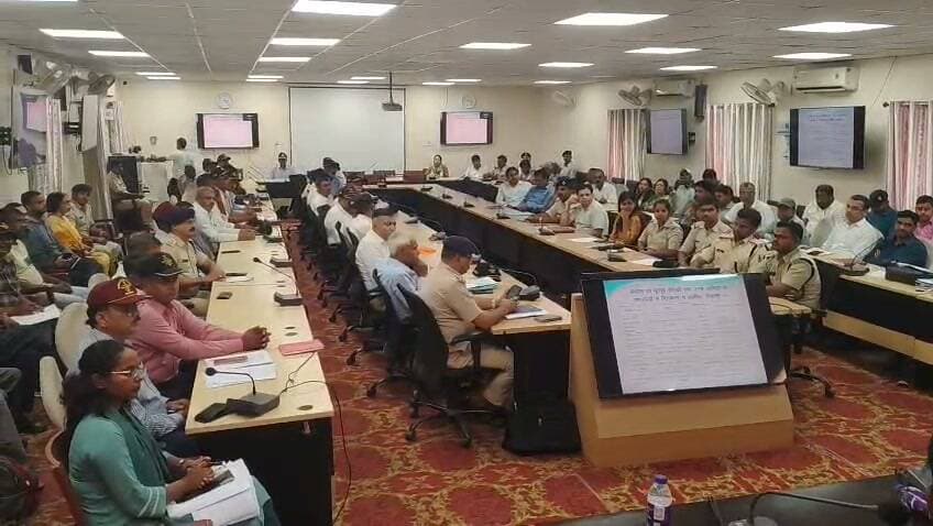 लंबित कार्यों के निष्पादन में तेजी लाएं अधिकारी : डीएम
लखीसराय। जिलाधिकारी शैलेंद्र कुमार की अध्यक्षता में बुधवार को समाहरणालय स्थित मंत्रणा कक्ष में जिला स्तरीय विभिन्न समितियों की समीक्षा बैठक आयोजित की गई। बैठक में मद्य निषेध एवं अभियोजन, जिला सड़क सुरक्षा समिति, खनन टास्क फोर्स, जेपी सेनानी सम्मान पेंशन योजना और सैनिक कल्याण से जुड़े कार्यों की समीक्षा की गई।
बैठक के दौरान डीएम ने संबंधित विभागों के कार्यों की प्रगति की समीक्षा करते हुए लंबित मामलों का निष्पादन निर्धारित समय-सीमा के भीतर सुनिश्चित करने का निर्देश दिया। उन्होंने सभी अधिकारियों को पूरी गंभीरता और जिम्मेदारी के साथ अपने दायित्वों का निर्वहन करने को कहा।
मद्य निषेध एवं अभियोजन से संबंधित मामलों में प्रभावी कार्रवाई करने और लंबित मामलों के निष्पादन में तेजी लाने का निर्देश दिया गया। वहीं, सड़क सुरक्षा की समीक्षा के दौरान दुर्घटनाओं पर अंकुश लगाने, यातायात नियमों का पालन सुनिश्चित कराने और आम लोगों को जागरूक करने पर जोर दिया गया।
खनन टास्क फोर्स की समीक्षा के क्रम में अवैध खनन एवं खनिजों के अवैध परिवहन पर प्रभावी नियंत्रण के लिए नियमित निगरानी करने का निर्देश दिया गया। इसके अलावा जेपी सेनानी सम्मान पेंशन योजना और सैनिक कल्याण से जुड़े मामलों में पात्र लाभार्थियों को नियमानुसार लाभ उपलब्ध कराने तथा लंबित मामलों का शीघ्र निष्पादन करने को कहा गया।
डीएम ने अधिकारियों को बैठक में दिए गए निर्देशों का पालन सुनिश्चित करने के साथ प्रशासनिक कार्यों में पारदर्शिता, जवाबदेही और कार्यकुशलता बनाए रखने का निर्देश दिया।
बैठक में पुलिस अधीक्षक प्रेरणा कुमार, उप विकास आयुक्त सुमित कुमार, अनुमंडल पदाधिकारी प्रभाकर कुमार, अनुमंडल पुलिस पदाधिकारी शिवम कुमार, जिला परिवहन पदाधिकारी मुकुल पंकज मनी, सिविल सर्जन डॉ. जयप्रकाश सिंह, जिला योजना पदाधिकारी आशुतोष कुमार, जिला जनसंपर्क पदाधिकारी रवि कुमार, नजारत उप समाहर्ता प्राची कुमारी, पुलिस उपाधीक्षक मुख्यालय विश्वजीत कुमार सहित संबंधित विभागों के पदाधिकारी एवं कर्मचारी उपस्थित थे।