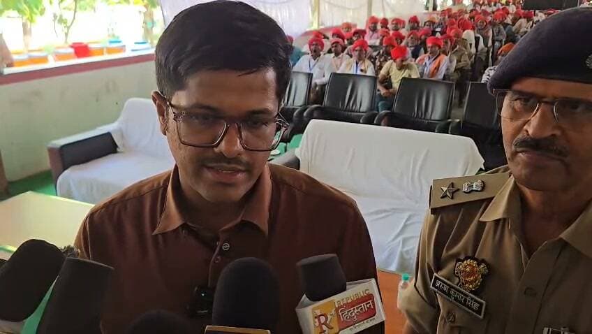 ग्राम प्रहरियों की भूमिका महत्वपूर्ण, उत्कृष्ट कार्य करने वालों को जनपद स्तर पर किया जाएगा सम्मानित: जिलाधिकारी
मुख्यमंत्री द्वारा प्रदेश के 68 हजार ग्राम प्रहरियों के सम्मान एवं मानदेय वृद्धि कार्यक्रम का जनपद चित्रकूट में हुआ सजीव प्रसारण
मुख्यमंत्री योगी आदित्यनाथ द्वारा आज नाथ नगरी, बरेली में पुलिस सहयोग एवं अपराध नियंत्रण के क्षेत्र में सराहनीय योगदान देने वाले प्रदेश के 68 हजार ग्राम प्रहरियों के सम्मान हेतु आयोजित कार्यक्रम का सजीव प्रसारण जनपद चित्रकूट में देखा एवं सुना गया। इस अवसर पर जिलाधिकारी पुलकित गर्ग, पुलिस अधीक्षक अरुण कुमार सिंह, जिला पंचायत अध्यक्ष अशोक जाटव, पूर्व मंत्री चंद्रिका प्रसाद उपाध्याय, अध्यक्ष नगर पालिका परिषद कर्वी नरेंद्र गुप्ता, अध्यक्ष जिला सहकारी बैंक चित्रकूट-बांदा पंकज अग्रवाल, पूर्व सांसद भैरों प्रसाद मिश्रा, अपर पुलिस अधीक्षक, आरआई, अन्य जनप्रतिनिधियों तथा ग्राम प्रहरियों की उपस्थिति रही।
इस अवसर पर जिलाधिकारी पुलकित गर्ग ने ग्राम प्रहरियों को बधाई देते हुए कहा कि ग्राम प्रहरी ग्रामीण स्तर पर पुलिस एवं प्रशासन के लिए एक महत्वपूर्ण कड़ी के रूप में कार्य करते हैं। ग्राम स्तर पर उनकी तैनाती से स्थानीय सूचनाओं का प्रभावी संकलन होता है तथा पुलिस का सूचना तंत्र सुदृढ़ बना रहता है। ग्रामीण क्षेत्रों में घटित होने वाली घटनाओं एवं स्थानीय समस्याओं की जानकारी समय से प्राप्त करने में ग्राम प्रहरियों की महत्वपूर्ण भूमिका रहती है।
उन्होंने कहा कि ग्राम प्रहरियों के माध्यम से संभावित घटनाओं की पूर्व सूचना प्राप्त होने पर उन्हें रोकने तथा कानून-व्यवस्था बनाए रखने में सहायता मिलती है। वहीं, किसी घटना के घटित होने पर भी उनके माध्यम से पुलिस को त्वरित सूचना प्राप्त होती है, जिससे समय रहते आवश्यक कार्रवाई सुनिश्चित करने में मदद मिलती है।
जिलाधिकारी ने कहा कि माननीय मुख्यमंत्री जी द्वारा ग्राम प्रहरियों के मानदेय को 2,500 रुपये से बढ़ाकर 3,500 रुपये प्रतिमाह किए जाने का निर्णय उनके कार्यों के प्रति सम्मान एवं प्रोत्साहन का प्रतीक है। उन्होंने कहा कि ग्राम प्रहरी ग्रामीण क्षेत्रों में सतर्क रहकर अपने दायित्वों का निर्वहन करें तथा पुलिस प्रशासन के साथ समन्वय बनाए रखें।
उन्होंने बताया कि वर्तमान में जनपद चित्रकूट में कुल 498 ग्राम प्रहरी तैनात हैं। उन्होंने कहा कि अपने दायित्वों के प्रति सक्रिय, सजग एवं उत्कृष्ट कार्य करने वाले ग्राम प्रहरियों को जनपद स्तर पर भी सम्मानित किया जाएगा, ताकि अन्य ग्राम प्रहरियों को भी बेहतर कार्य करने के लिए प्रोत्साहन मिल सके।
कार्यक्रम के माध्यम से ग्राम प्रहरियों के योगदान को रेखांकित करते हुए ग्रामीण क्षेत्रों में कानून-व्यवस्था को सुदृढ़ बनाने, अपराध नियंत्रण तथा पुलिस और आमजन के बीच बेहतर समन्वय स्थापित करने में उनकी भूमिका के महत्व पर प्रकाश डाला गया।