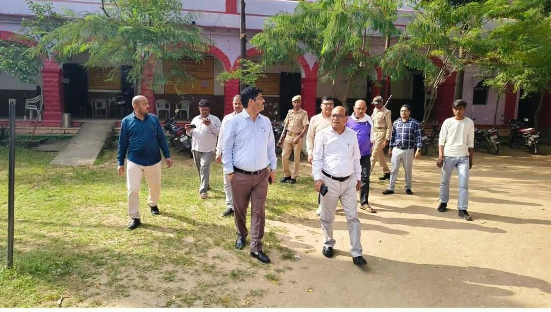 विद्यार्थियों की समस्याओं के समाधान एवं बेहतर शैक्षणिक वातावरण हेतु आदर्श इंटर कॉलेज, मानिकपुर का संयुक्त निरीक्षण
दिनांक 13 अक्टूबर 2026 को जिलाधिकारी के निर्देश पर उपजिलाधिकारी मानिकपुर एवं जिला विद्यालय निरीक्षक, चित्रकूट द्वारा आदर्श इंटर कॉलेज, मानिकपुर का संयुक्त निरीक्षण किया गया। निरीक्षक के दौरान विद्यार्थियों से संवाद कर उनकी समस्याओं एवं विद्यालय की व्यवस्थाओं के संबंध में जानकारी प्राप्त की गई।
निरीक्षण के दौरान स्वच्छ पेयजल, शौचालयों की साफ-सफाई एवं विद्यालय परिसर की स्वच्छता सुनिश्चित करने तथा संबंधित विद्यालय प्रशासन को आवश्यक सुधार कार्य तत्काल पूर्ण कराए जाने के निर्देश दिए।
विद्यार्थियों को स्वच्छ, सुरक्षित एवं सुविधायुक्त शैक्षणिक वातावरण उपलब्ध कराना जिला प्रशासन की प्राथमिकता है।