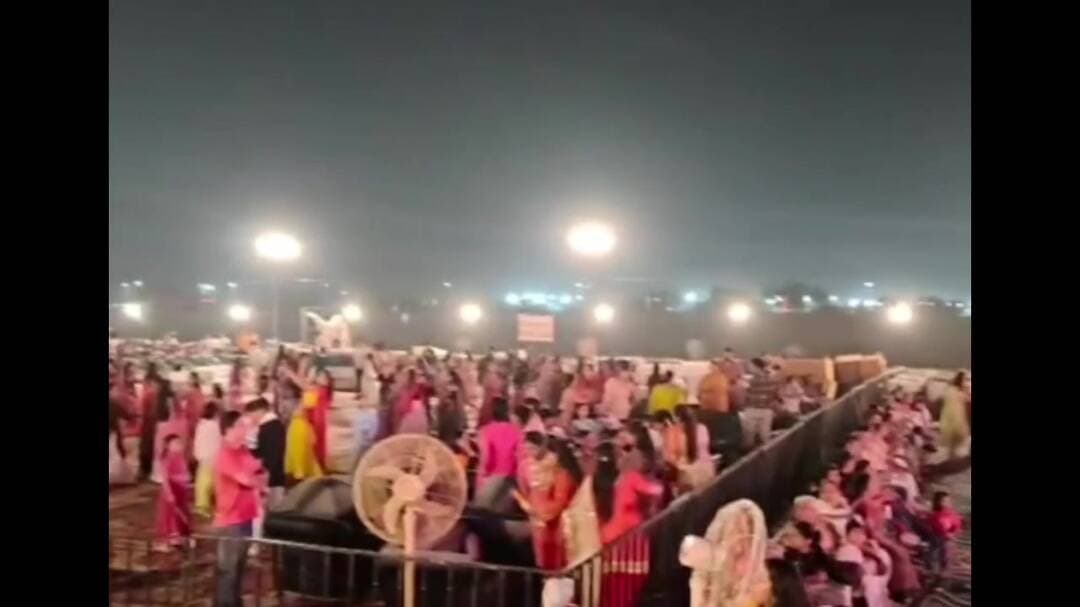 उत्तर-पश्चिमी दिल्ली में रामलीला आयोजन में भारी भीड़, मुख्यमंत्री रेखा गुप्ता ने डांडिया खेला