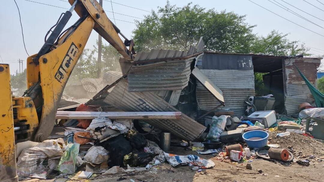 भोपाल के परेवाखेड़ा और अरवालिया में करोड़ों की शासकीय भूमि से अतिक्रमण हटाने की कार्रवाई
भोपाल जिले के ग्राम परेवाखेड़ा और अरवालिया में करीब 14 एकड़ शासकीय भूमि, जिसकी अनुमानित कीमत लगभग 20 करोड़ रुपये है, से अवैध अतिक्रमण हटाने की कार्रवाई की जा रही है।
उक्त भूमि पर जिले एवं जिले के बाहर के असामाजिक तत्वों द्वारा अस्थायी कच्चे मकान बनाकर अवैध रूप से कब्जा कर लिया गया था।
शासकीय भूमि को अतिक्रमण मुक्त कराने के लिए प्रशासन द्वारा कार्रवाई जारी है।
#Bhopal #भोपाल #अतिक्रमण_मुक्त_अभियान