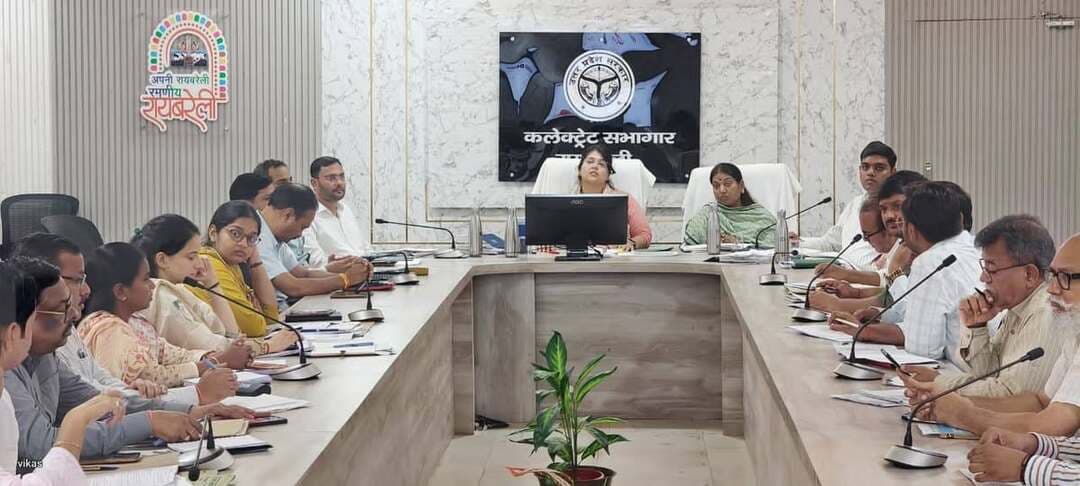*डीएम की अध्यक्षता में जल जीवन मिशन के कार्यों की समीक्षा बैठक सम्पन्न*
*जल जीवन मिशन के कार्यों में तेजी लाने के दिए गए निर्देश*
*रायबरेली-14 अक्टूबर 2026,*
जिलाधिकारी सरनीत कौर ब्रोका की अध्यक्षता में कलेक्ट्रेट सभागार में जल जीवन मिशन (शहरी/ग्रामीण) के अंतर्गत जनपद में संचालित विभिन्न कार्यों की विस्तृत समीक्षा बैठक सम्पन्न हुई। बैठक में जिलाधिकारी ने जल जीवन मिशन से संबंधित परियोजनाओं की प्रगति की बिंदुवार समीक्षा करते हुए संबंधित अधिकारियों एवं कार्यदायी संस्थाओं को आवश्यक दिशा-निर्देश दिए।
बैठक में जिलाधिकारी ने विभिन्न परियोजनाओं के लिए भूमि की उपलब्धता, निर्माणाधीन कार्यों की वर्तमान स्थिति, परियोजनाओं की प्रगति तथा पाइप लाइन बिछाने के दौरान कटिंग की गई सड़कों के रेस्टोरेशन की स्थिति की जानकारी ली। उन्होंने संबंधित अधिकारियों को निर्देशित किया कि जिन परियोजनाओं के लिए भूमि उपलब्ध नहीं हो सकी है, उनमें आवश्यक कार्रवाई करते हुए भूमि की उपलब्धता सुनिश्चित कराई जाए, ताकि परियोजनाओं के कार्य में किसी प्रकार की बाधा न उत्पन्न हो।
जिलाधिकारी ने निर्माणाधीन परियोजनाओं की समीक्षा करते हुए कहा कि जल जीवन मिशन के कार्यों को निर्धारित समयसीमा में गुणवत्तापूर्ण ढंग से पूर्ण कराया जाए। कार्यों में अनावश्यक विलंब न हो तथा संबंधित अधिकारी एवं कार्यदायी संस्थाएं नियमित रूप से स्थलीय निरीक्षण कर कार्यों की प्रगति की निगरानी सुनिश्चित करें।
उन्होंने पाइप लाइन बिछाने के दौरान कटिंग की गई सड़कों के संबंध में विशेष रूप से निर्देश दिए कि सड़कों का रेस्टोरेशन कार्य प्राथमिकता के आधार पर शीघ्र कराया जाए, ताकि आमजन को आवागमन में असुविधा न हो। उन्होंने संबंधित विभागों एवं कार्यदायी संस्थाओं के मध्य बेहतर समन्वय स्थापित करते हुए कार्यों को समयबद्ध रूप से पूर्ण कराने के निर्देश दिए।
जिलाधिकारी ने यह भी कहा कि जल जीवन मिशन के अंतर्गत कराए जा रहे कार्यों में गुणवत्ता, समयबद्धता एवं जनसुविधा का विशेष ध्यान रखा जाए। कार्यों में किसी भी स्तर पर लापरवाही अथवा अनावश्यक विलंब पाए जाने पर संबंधित की जिम्मेदारी निर्धारित की जाएगी।
बैठक में मुख्य विकास अधिकारी अंजुलता, अपर जिलाधिकारी (वि०/रा०) सहदेव मिश्र, अपर जिलाधिकारी (प्रशासन) सिद्धार्थ, अपर जिलाधिकारी (न्यायिक) विशाल यादव, अधिशासी अभियंता जल निगम (ग्रामीण) रणविजय सिंह, अधिशासी अभियंता जल निगम (शहरी) मो० अफजल खान, अधिशासी सहित संबंधित अधिकारी एवं कार्यदायी संस्थाओं के प्रतिनिधि उपस्थित रहे।
