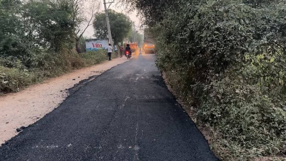चांदहट में सड़कों का कायाकल्प, ग्रामीणों में खुशी की लहर - श्रेय खेल राज्य मंत्री गौरव गौतम को
.
.
.
पलवल जिले के गांव चांदहट में विकास कार्यों ने रफ्तार पकड़ ली है। गांव में टूटी-फूटी सड़कों का नए सिरे से निर्माण किया जा रहा है।
काफी समय से सड़कें टूटी होने की वजह से ग्रामीणों को भारी परेशानी का सामना करना पड़ता था, सड़क पर धूल उड़ने से लोगों का निकलना मुश्किल था। अब नई और शानदार सड़क बनने से आम जनता को बड़ी राहत मिलेगी और यात्रा सुगम होगी।
गांव में सड़क के साथ-साथ अनेक प्रकार के विकास कार्य भी कराए जा रहे हैं, जिसका श्रेय ग्रामीण खेल राज्य मंत्री गौरव गौतम को दे रहे हैं। सड़क बनने से गांव के लोगों में खुशी का माहौल है और लोगों ने मंत्री का आभार जताया है।
#GauravGautam #ChandhatVikas #PalwalNews #HaryanaVoicePalwal #LiveChandhat