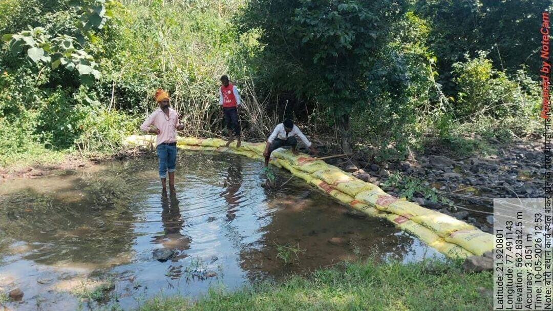 ➡️ भीमपुर सेक्टर में बोरी बंधान और कड़ी शटर से सहेजा जा रहा वर्षा जल
➡️ भूजल पुनर्भरण एवं सिंचाई के लिए जल उपलब्धता बढ़ाने के प्रयास
कलेक्टर डॉ. सौरभ संजय सोनवणे के निर्देशानुसार जिले में चलाए जा रहे #जल_संरक्षण अभियान के तहत ग्रामीण क्षेत्रों में वर्षा जल को रोकने एवं संरक्षित करने के कार्य किए जा रहे हैं। इसी क्रम में जनपद पंचायत भीमपुर के भीमपुर सेक्टर में वर्षा जल के संरक्षण के लिए बोरी बंधान एवं कड़ी शटर लगाने के कार्य कराए जा रहे हैं।
➡️ बहते पानी को रोककर भूजल पुनर्भरण पर जोर
भीमपुर क्षेत्र में वर्षा के दौरान बहने वाले पानी को रोकने और उसका स्थानीय स्तर पर उपयोग सुनिश्चित करने के लिए नालों एवं जल प्रवाह वाले स्थानों पर बोरी बंधान किए जा रहे हैं। इसके साथ ही कड़ी शटर के माध्यम से जल प्रवाह को नियंत्रित कर पानी को अधिक समय तक रोकने का प्रयास किया जा रहा है।
बोरी बंधान एवं कड़ी शटर से वर्षा जल के ठहराव की अवधि बढ़ेगी, जिससे आसपास के क्षेत्रों में भूजल पुनर्भरण को बढ़ावा मिलेगा। इसका लाभ कुओं एवं अन्य जलस्रोतों के जलस्तर में वृद्धि के रूप में मिलने की संभावना है। इससे रबी सीजन में सिंचाई तथा गर्मी के दिनों में पशुओं के लिए पानी की उपलब्धता बनाए रखने में भी मदद मिलेगी। जनपद पंचायत भीमपुर द्वारा क्षेत्र में जल संरक्षण के लिए स्थानीय परिस्थितियों के अनुरूप ऐसे कार्य लगातार किए जा रहे हैं, ताकि वर्षा जल का अधिकतम संरक्षण और उपयोग सुनिश्चित किया जा सके।
Jansampark Madhya Pradesh
#JansamparkMP
#बैतूल
#betul