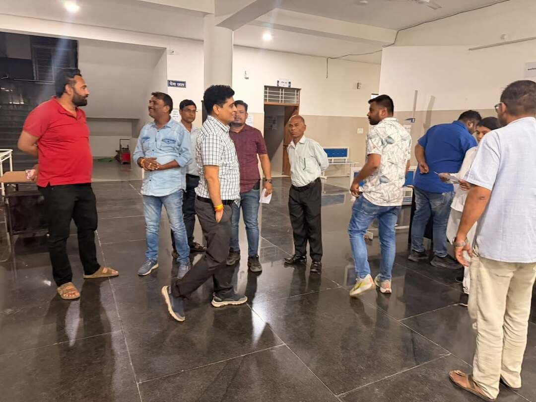 ➡️ सीएमएचओ ने सामुदायिक स्वास्थ्य केन्द्र खेड़ीसांवलीगढ का किया निरीक्षण
प्रभारी मुख्य चिकित्सा एवं स्वास्थ्य अधिकारी डॉ संजीव शर्मा ने 13 अक्टूबर को सामुदायिक स्वास्थ्य केन्द्र खेड़ीसांवलीगढ का औचक निरीक्षण किया। निरीक्षण के दौरान ड्यूटी चिकित्सक तनिषा महाले एवं डॉ मनीषा वर्मा दोनों अनुपस्थित पाये गये, जिन्हें अनुपस्थिति दर्ज कर कारण बताओ नोटिस जारी करने के निर्देश दियेे। संस्था में गंभीर मरीजों के लिए ओपीडी, आईपीडी चालू रखने, पदस्थ बंध पत्र चिकित्सकों को सार्थक एप में उपस्थिति दर्ज करने के निर्देश दिये।
उन्होंने खंड चिकित्सा अधिकारी को स्टाफ नर्स करूणा माकोडे़ को कार्य के प्रति उदासीनता एवं लापरवाही बरतने पर कारण बताओ नोटिस जारी करने के निर्देश दिये। उन्होंने निर्देश दिये कि सामान्य मरीजों को अनावश्यक रूप से जिला चिकित्सालय रैफर किया जाता है तो संबंधित चिकित्सक/स्टाफ के विरूद्ध नियमानुसार कार्यवाही की जाएगी। संस्था में ओपीडी की संख्या में वृद्धि करने के निर्देश देते हुये कहा कि प्रतिदिन कम से कम 100 ओपीडी कराई जाए। आशा कार्यकर्ताओं के माध्यम से समुदाय में प्रचार-प्रसार कर मरीजों को संस्था तक लाया जाये। संस्था में 24X 7 उपलब्ध सेवाओं का विवरण बोर्ड संस्था के मुख्य द्वार पर लगाने के निर्देश दिये, जिसमें सीएमएचओ एवं बीएमओ का मो.नं. डिसप्ले किया जाये। समस्त स्टाफ को मुख्यालय पर रहकर स्वास्थ्य सेवाऐं देने के सख्त निर्देश दिये। निरीक्षण के दौरान जिला स्वास्थ्य अधिकारी डॉ राजेश परिहार मौजूद रहे।
Jansampark Madhya Pradesh
Directorate of Health Services, Madhya Pradesh
#JansamparkMP
#बैतूल
#betul