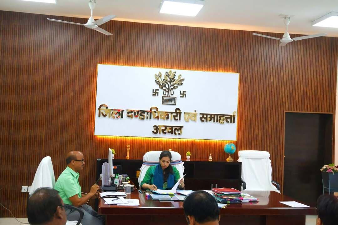 जिला पदाधिकारी की अध्यक्षता में जिला मूल्यांकन समिति की बैठक संपन्न, भूमि की न्यूनतम मूल्यांकन दरों (MVR) पर हुई विस्तृत चर्चा।
आज समाहरणालय परिसर स्थित सभा कक्ष में जिला पदाधिकारी अरवल श्रीमती अमृषा बैंस की अध्यक्षता में जिला मूल्यांकन समिति की एक महत्वपूर्ण बैठक आयोजित की गई। इस बैठक में जिले के राजस्व हितों को ध्यान में रखते हुए भूमि के मूल्यांकन को पारदर्शी बनाने पर विशेष जोर दिया गया।
बैठक की मुख्य बातें:
✅ नियमों में संशोधन: बिहार स्टाम्प (लिखत का न्यून मूल्यांकन निवारण) (संशोधन) नियमावली, 2026 के प्रावधानों के तहत वर्तमान न्यूनतम मूल्यांकन मार्गदर्शक पंजी (MVR) की समीक्षा की गई।
✅ भूमि का वर्गीकरण: ग्रामीण, परिफेरल और शहरी क्षेत्रों में प्रधान सड़क, मुख्य सड़क और शाखा सड़क से सटी व्यावसायिक, औद्योगिक और आवासीय भूमि की श्रेणियों पर विस्तार से विचार-विमर्श हुआ।
✅ महत्वपूर्ण निर्णय: ग्रामीण व परिफेरल क्षेत्रों में व्यावसायिक भूमि की वर्तमान दर को यथावत रखने और औद्योगिक भूमि की दर को व्यावसायिक श्रेणी के समतुल्य मानने संबंधी प्रस्तावों पर चर्चा की गई।
✅ पारदर्शिता पर जोर: जिला पदाधिकारी ने सभी संबंधित अधिकारियों को निर्देश दिया कि भूमि की श्रेणियों और दरों के निर्धारण में निर्धारित विभागीय प्रावधानों का शत-प्रतिशत अनुपालन किया जाए ताकि प्रक्रिया पूरी तरह पारदर्शी रहे।
बैठक में अपर समाहर्ता, निदेशक डीआरडीए (NEP), जिला अवर निबंधक, राजस्व पदाधिकारी और जिला परिवहन पदाधिकारी सहित कई जिला स्तरीय अधिकारी मौजूद रहे।
#Arwal #DmArwal #LandClassification #MVRBihar #PublicRelations #RevenueUpdate #Bihar