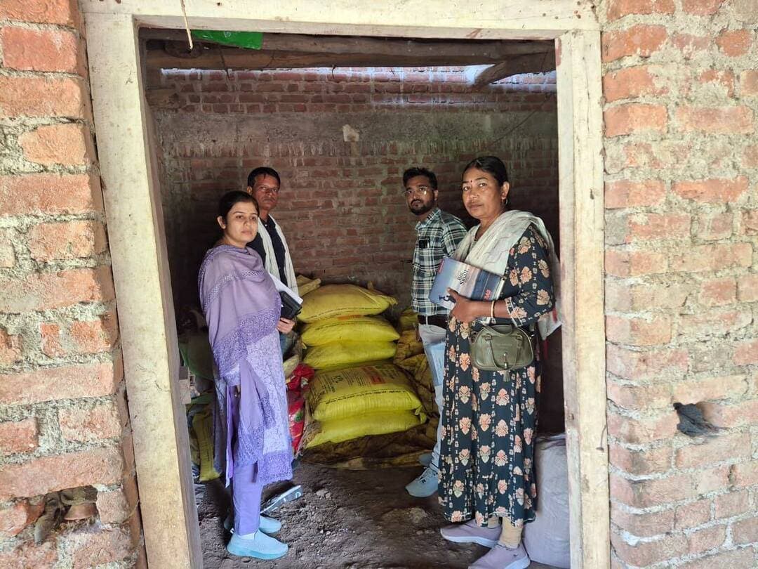 🔳अधिक यूरिया से फसल और मिट्टी को नुकसान, कृषि विभाग ने किसानों को दी संतुलित उर्वरक उपयोग की सलाह
🔳कलेक्टर श्री आशीष तिवारी के निर्देश पर कृषि विभाग का मैदानी अमला किसानों को कर रहा जागरूक
🔳कटनी- कलेक्टर श्री आशीष तिवारी के निर्देश पर कृषि विभाग द्वारा किसानों को उर्वरकों के संतुलित उपयोग के प्रति जागरूक किया जा रहा है। इसी क्रम में अनुशंसा से अधिक मात्रा में यूरिया उर्वरक का उठाव करने वाले किसानों से कृषि विभाग के मैदानी अमले ने संपर्क कर उन्हें यूरिया के अत्यधिक उपयोग से होने वाले दुष्परिणामों की जानकारी दी और निर्धारित मात्रा में ही उर्वरक का उपयोग करने की समझाइश दी।
उप संचालक किसान कल्याण एवं कृषि विकास श्रीमती प्रतिभा गौर ने बताया कि किसानों को फसल की आवश्यकता के अनुसार अनुशंसित मात्रा में ही यूरिया एवं अन्य उर्वरकों का उपयोग करना चाहिए। उर्वरकों के संतुलित उपयोग से मिट्टी की उर्वरता बनाए रखने के साथ फसल की गुणवत्ता और उत्पादन में भी सुधार किया जा सकता है। उन्होंने किसानों से कृषि विशेषज्ञों की सलाह के अनुसार ही उर्वरकों का प्रयोग करने की अपील की है।
उन्होंने बताया कि जिले में किसानों को उर्वरकों की उपलब्धता सुगमता से सुनिश्चित की जा रही है। किसान ई-विकास प्रणाली के माध्यम से अपनी सुविधानुसार उर्वरक विक्रेता संस्थान एवं दिनांक का चयन कर ई-टोकन के जरिए उर्वरक प्राप्त कर रहे हैं।
#JansamparkMP
#CMMadhyaPradesh
#DrMohanYadav51
#udaypratapmp
#jbpcommissioner
#katni
#कटनी