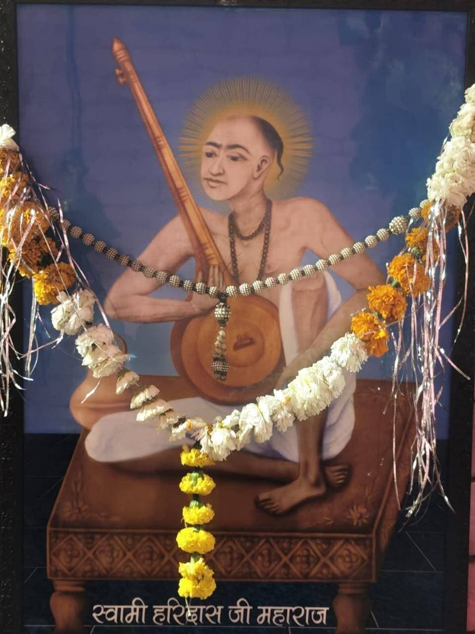 🔳स्लीमनाबाद बनेगा हरिदासपुर
🔳संत हरिदास महाराज की तपोभूमि को मिलेगी नई पहचान
🔳जिला प्रशासन ने नाम परिवर्तन के 14 बिंदुओं की जानकारी भू-संसाधन प्रबंधन आयुक्त को भेजी, रेलवे स्टेशन और डाकघर का नाम भी बदलने की तैयारी
🔳कटनी - कटनी जिले के स्लीमनाबाद को अब हरिदासपुर के नाम से नई पहचान दिलाने की दिशा में प्रशासनिक प्रक्रिया तेज हो गई है। संत हरिदास जी महाराज की तपोभूमि के रूप में प्रसिद्ध इस स्थान का नाम बदलने की मांग पर जिला प्रशासन ने महत्वपूर्ण कदम उठाया है। कलेक्टर श्री आशीष तिवारी के निर्देश पर भारत सरकार के गृह मंत्रालय के निर्धारित दिशा-निर्देशों के अनुसार नाम परिवर्तन से संबंधित 14 बिंदुओं की जानकारी संकलित कर बुधवार को आयुक्त, भू-संसाधन प्रबंधन को भेज दी गई है। अब शासन स्तर पर प्रस्ताव की समीक्षा के बाद नियमानुसार आगामी कार्रवाई की जाएगी।
*ग्राम सभा में पारित हुआ था प्रस्ताव*
स्लीमनाबाद का नाम हरिदासपुर करने का प्रस्ताव ग्राम पंचायत स्लीमनाबाद की ग्राम सभा में पारित किया गया था। इसके बाद जिला प्रशासन ने विभिन्न विभागों से आवश्यक जानकारी और प्रतिवेदन प्राप्त किए। इनमें एसडीएम बहोरीबंद, तहसीलदार स्लीमनाबाद, मुख्य कार्यपालन अधिकारी जनपद पंचायत बहोरीबंद, स्टेशन प्रबंधक स्लीमनाबाद तथा प्रवर अधीक्षक डाकघर, जबलपुर संभाग के प्रतिवेदन शामिल हैं। इन्हीं के आधार पर नाम परिवर्तन से संबंधित निर्धारित बिंदुओं की जानकारी तैयार कर शासन स्तर पर भेजी गई है।
*संत हरिदास महाराज की तपोभूमि से जुड़ी है आस्था*
नाम परिवर्तन के पीछे स्थानीय लोगों की धार्मिक आस्था और ऐतिहासिक परंपरा को प्रमुख आधार माना गया है। स्लीमनाबाद संत हरिदास जी महाराज की तपोभूमि है। संत के प्रति क्षेत्रवासियों की गहरी आस्था और श्रद्धा है। यहां उनके नाम से जुड़ा ‘मंदिर बंगला’ नामक पुराना स्थान भी स्थित है। स्थानीय लोगों की मान्यता और संत की स्मृतियों से जुड़ी पहचान को सम्मान देने के उद्देश्य से स्लीमनाबाद का नाम हरिदासपुर किए जाने का प्रस्ताव सामने आया है।
*अंग्रेज कर्नल स्लीमन के नाम से पड़ा था स्लीमनाबाद*
उपलब्ध ऐतिहासिक जानकारी के अनुसार, वर्ष 1843 में अंग्रेज कर्नल स्लीमन ने गोविन्द मालगुजार से 96 एकड़ भूमि लेकर यहां बस्ती बसाई थी। इसके बाद यह स्थान स्लीमनाबाद के नाम से प्रसिद्ध हुआ। राजस्व अभिलेखों में वर्ष 1909-10 से इस स्थान का नाम ‘कोहका उर्फ स्लीमनाबाद’ दर्ज होने का उल्लेख है। वहीं, वर्ष 1989-90 के बंदोबस्त के बाद स्लीमनाबाद नाम दर्ज होना बताया गया है।
*रेलवे स्टेशन और डाकघर का नाम भी बदलेगा*
नाम परिवर्तन की प्रक्रिया पूरी होने पर केवल ग्राम और तहसील का ही नाम नहीं, बल्कि रेलवे स्टेशन ‘स्लीमनाबाद रोड’ और यहां के डाकघर का नाम भी बदला जायेगा।। रेलवे स्टेशन स्लीमनाबाद ग्राम से लगभग पांच किलोमीटर दूर स्थित है। जिला प्रशासन द्वारा भेजी गई जानकारी के अनुसार, रेलवे और भारतीय डाक विभाग के संबंधित वरिष्ठ अधिकारियों ने भी नाम परिवर्तन के लिए पहले ही सहमति प्रदान कर दी है।
#JansamparkMP
#CMMadhyaPradesh
#DrMohanYadav51
#udaypratapmp
#jbpcommissioner
#katni
#कटनी