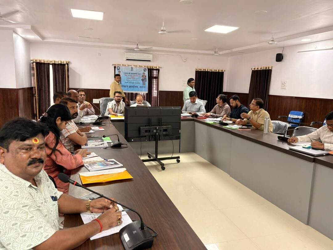 जनगणना-2027 की तैयारियों को लेकर नगरीय अधिकारियों का प्रशिक्षण प्रारंभ
----
सतना 14 अक्टूबर 2026/जनगणना-2027 के द्वितीय चरण के अंतर्गत फरवरी 2027 में प्रस्तावित जनसंख्या गणना की पूर्व तैयारियों को लेकर नगर निगम एवं नगरीय चार्ज स्तर के अधिकारियों के द्वितीय बैच का प्रथम दिवसीय प्रशिक्षण बुधवार को कलेक्ट्रेट सभाकक्ष में प्रारंभ हुआ। प्रशिक्षण का उद्देश्य जनगणना कार्य को सुव्यवस्थित, सुचारू एवं निर्धारित समय-सीमा में पूर्ण कराने के लिए अधिकारियों को आवश्यक जानकारी और व्यावहारिक प्रशिक्षण प्रदान करना रहा। जनगणना निदेशालय भोपाल से आए अधिकारियों नागेश पाठक एवं उमेश कुशवाहा ने प्रशिक्षण दिया। इस दौरान जनगणना प्रक्रिया, तकनीकी पहलुओं, स्व-गणना पोर्टल, मीडिया प्रचार-प्रसार तथा प्रिंटिंग एवं लॉजिस्टिक्स प्रबंधन की विस्तृत जानकारी दी गई। साथ ही पीई मोबाइल ऐप का लाइव डेमो प्रस्तुत कर अधिकारियों को व्यावहारिक अभ्यास भी कराया गया।
प्रशिक्षण में जनगणना से संबंधित विभिन्न अवधारणाओं और प्रश्न क्रमांक 1 से 40 तक की जानकारी दी गई। अधिकारियों को आंकड़ों की शुद्धता एवं गुणवत्ता बनाए रखने के महत्व से अवगत कराते हुए द्वितीय चरण के दिशा-निर्देशों तथा जनगणना कार्य के दौरान अपनाई जाने वाली प्रक्रियाओं की जानकारी दी गई। प्रशिक्षण के समापन पर प्रतिभागियों से फीडबैक प्राप्त किया गया तथा उनकी जिज्ञासाओं और प्रश्नों का समाधान किया गया। इस अवसर पर जिला जनगणना अधिकारी एवं अपर कलेक्टर विकास सिंह, नगर जनगणना अधिकारी सत्यम मिश्रा तथा जनगणना ओआईसी संदीप परस्ते सहित नगर पालिक निगम #सतना के सभी जोनल चार्ज जनगणना अधिकारी, नगर परिषदों के चार्ज जनगणना अधिकारी एवं उनके जनगणना लिपिक उपस्थित रहे।
इसके अलावा तकनीकी सहायक, जिला जनगणना कार्यालय के सहायक सांख्यिकीय अधिकारी वीरेन्द्र सिंह, जिला नाजिर मानेन्द्र सिंह परिहार, सहायक ग्रेड-2 कामता शरण चतुर्वेदी तथा जनगणना तकनीकी सहायक रितिक बर्मन, अखिल सिंह बघेल एवं अनुराग सिंह बघेल सहित जिला एवं चार्ज स्तर के अधिकारी-कर्मचारी मौजूद रहे।
CM Madhya Pradesh
Dr Mohan Yadav
#JansamparkMP