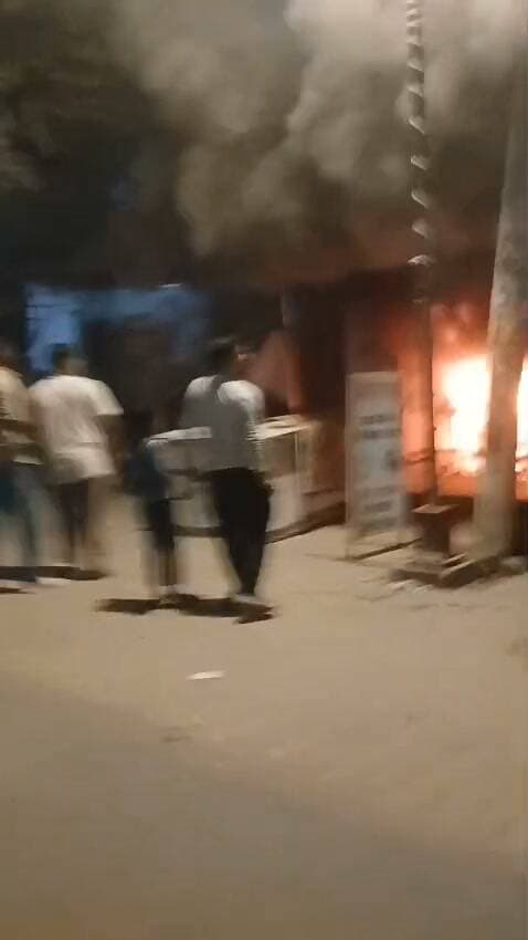 *मैलानी में रेडीमेड कपड़ों की दुकान में भीषण आग, लाखों का सामान जलकर राख*
कस्बे में जिला सहकारी बैंक के निकट स्थित रेडीमेड कपड़ों की दुकान ‘शिवम कलेक्शन’ में अज्ञात कारणों से भीषण आग लग गई। आग की चपेट में आने से दुकान में रखा लाखों रुपये का कपड़ा और अन्य सामान जलकर राख हो गया। घटना से इलाके में अफरा-तफरी मच गई।
#highlightseveryone #LakhimpurKheri #followers